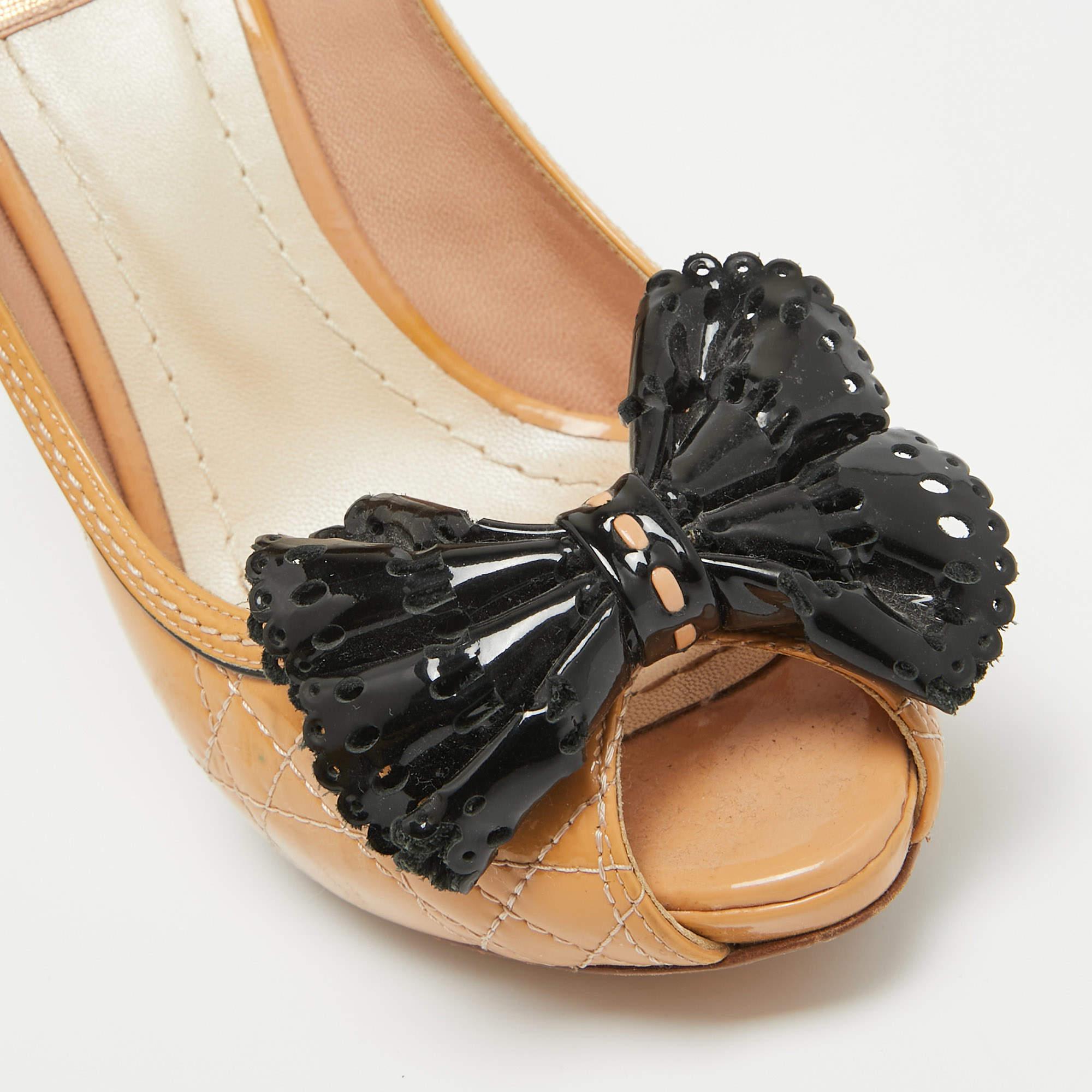 Dior Hell Beige/Schwarze Cannage Peep Toe Pumps aus Lackleder mit Schleife Größe 36 2