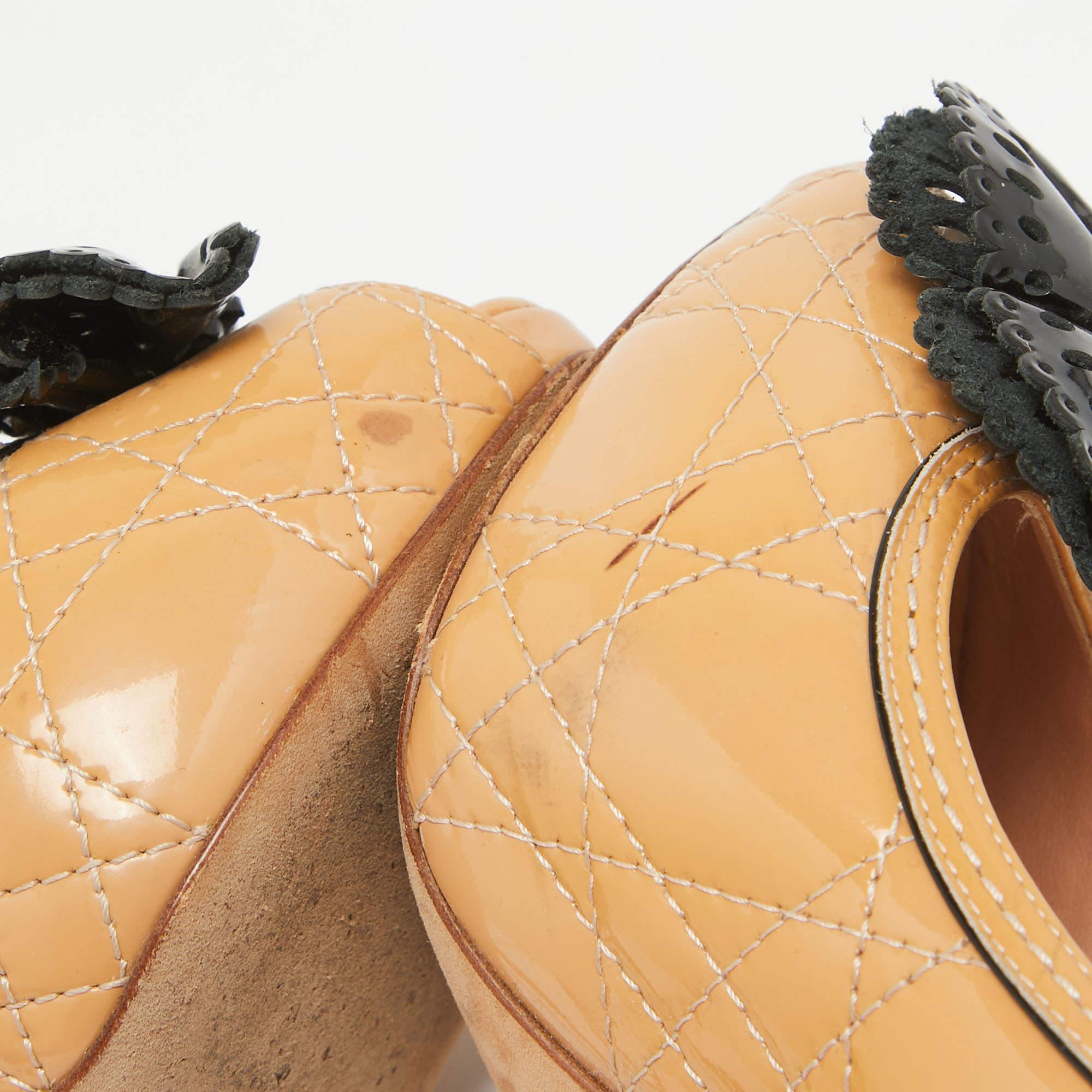 Dior Hell Beige/Schwarze Cannage Peep Toe Pumps aus Lackleder mit Schleife Größe 36 4