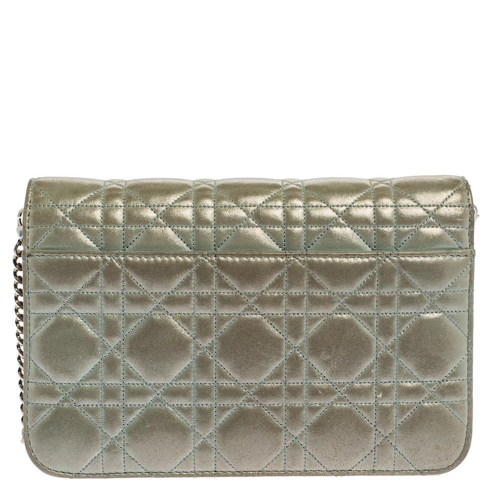 Los bolsos con solapa como este Miss Dior nunca pasarán de moda. Confeccionado en piel brillante, este bolso con solapa Dior presenta un exterior de Cannage azul claro y una correa con cadena. La solapa delantera tiene un cierre Dior que se abre a