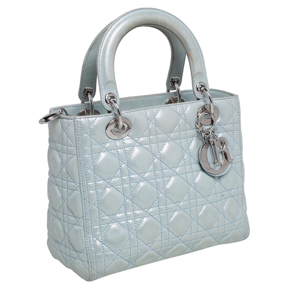 Dior Hellblaue Cannage Schimmernde Ledertasche Medium Lady Dior Tote im Zustand „Relativ gut“ in Dubai, Al Qouz 2