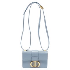 Dior Sac à bandoulière Montaigne Micro 30 en cuir bleu clair