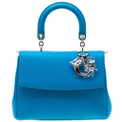Petit sac à rabat en cuir bleu clair Be Dior