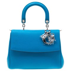 Petit sac à rabat en cuir bleu clair Be Dior