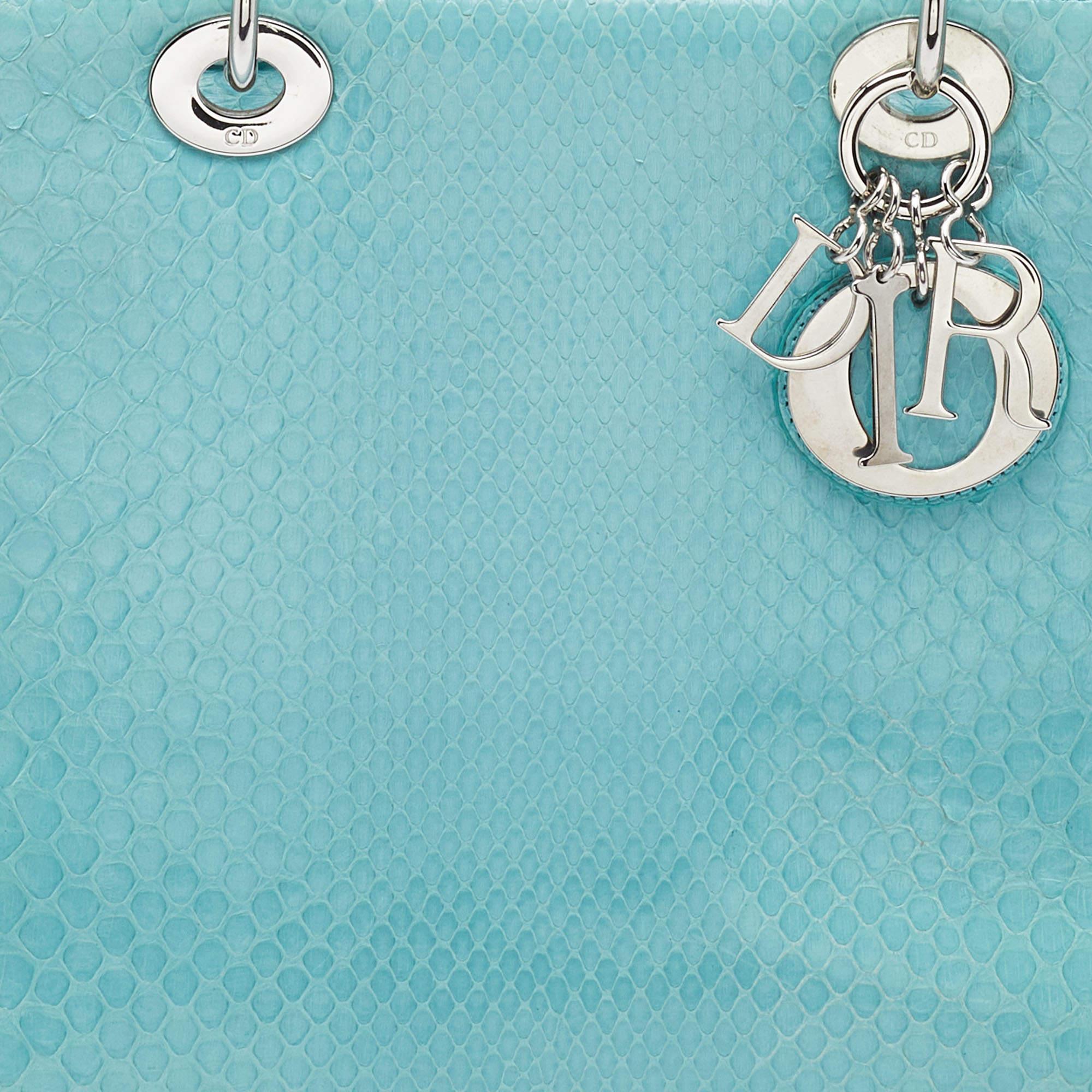 Dior Hellblaue große Lady Dior-Tasche aus Pythonleder 6