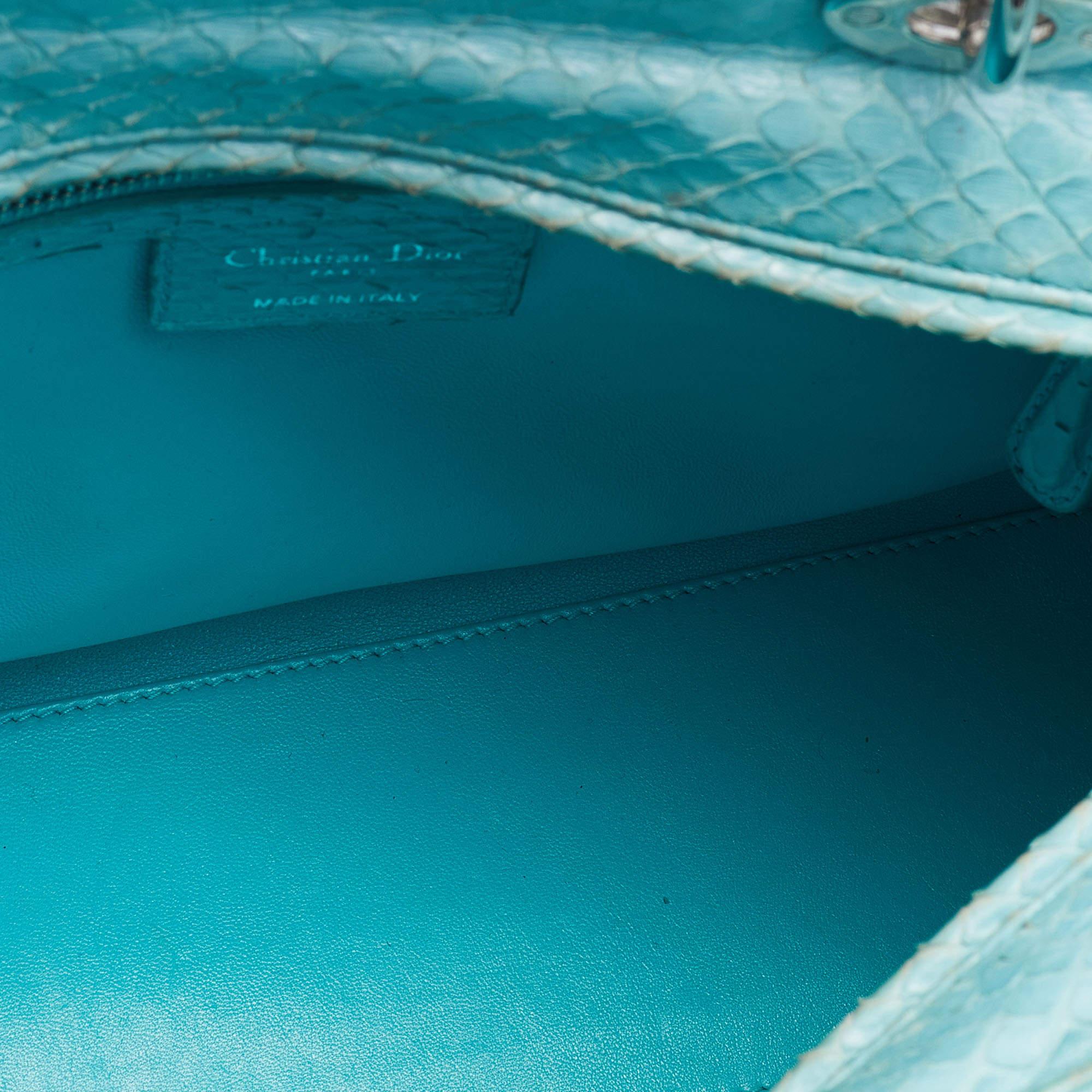 Dior grand sac cabas Lady Dior en cuir python bleu clair 2