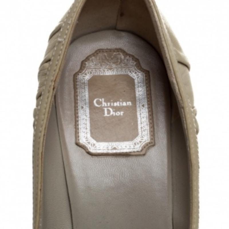 Dior Light Olive Green Leather Pumps Size 38 In Fair Condition For Sale In Dubai, Al Qouz 2