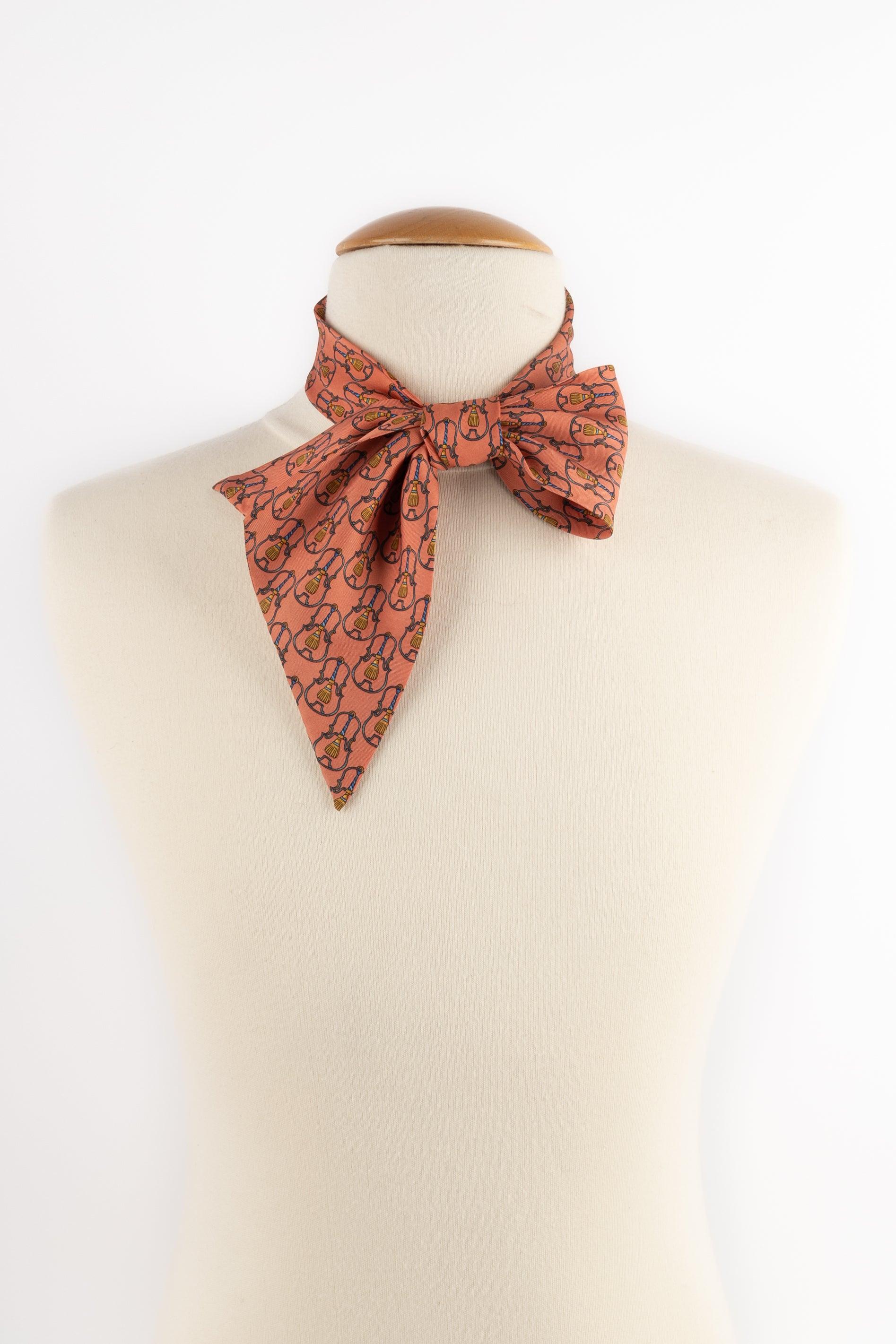 DIOR - (Made in France) Light-orande silk twill Mitzah.

Additional information:
Condition: Very good condition
Dimensions: Length: 99 cm - Max. width: 10 cm

SKU:FFD11