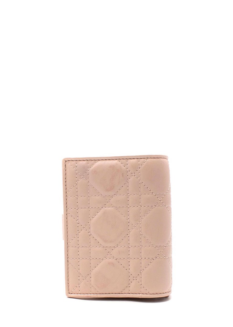 Dior Kompaktes Portemonnaie aus hellrosa Cannage Leder im Angebot bei  1stDibs
