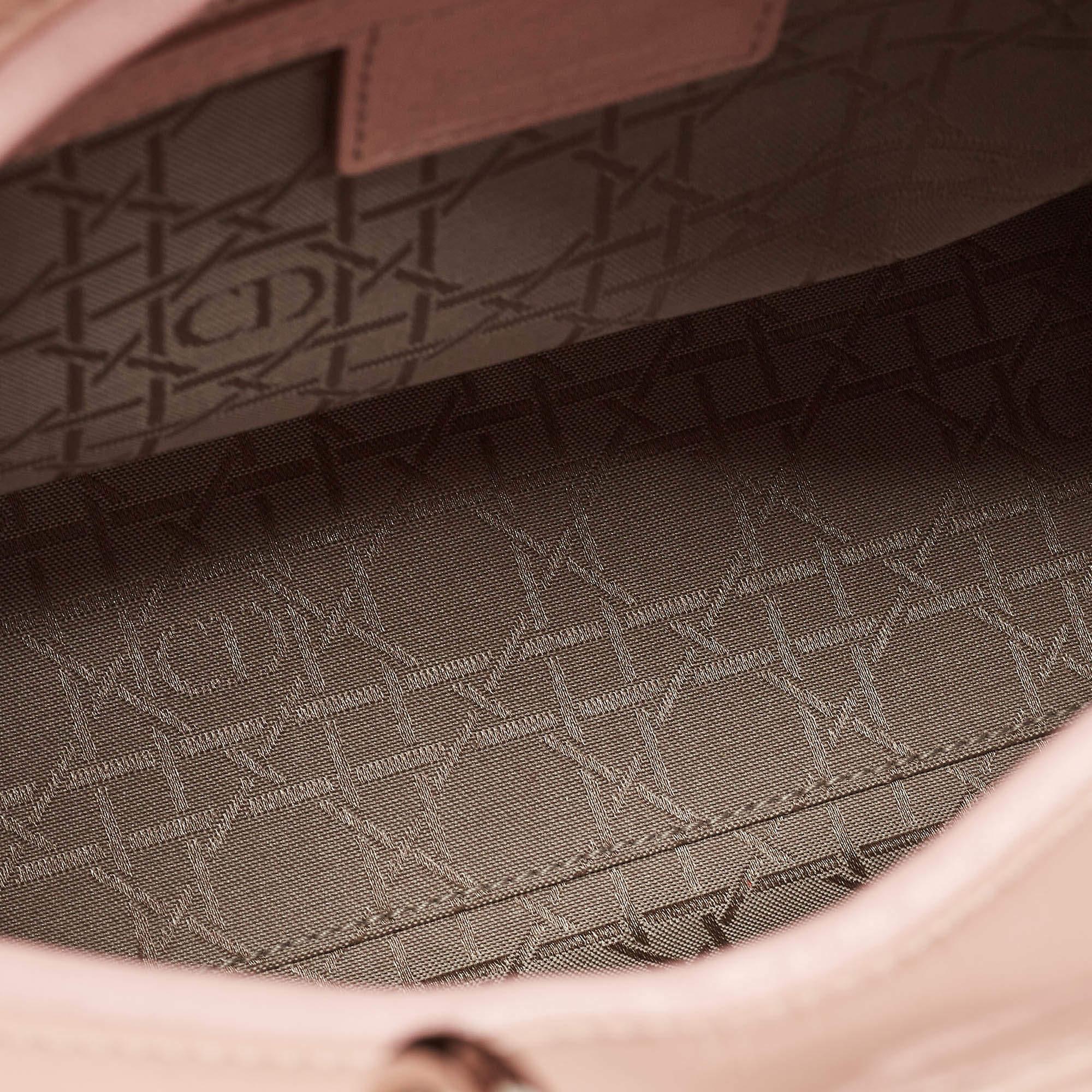 Dior grand cabas Lady Dior rose clair cannage en cuir verni en vente 1