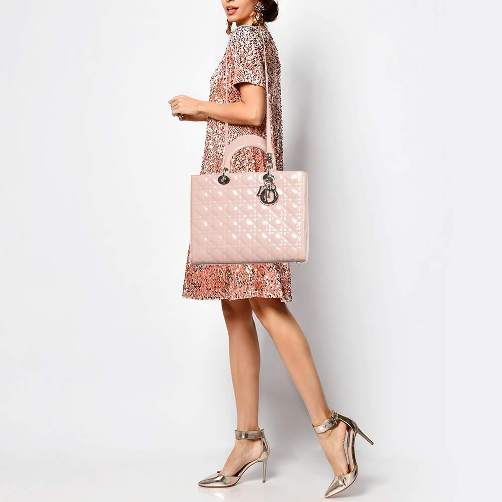 Dior grand cabas Lady Dior rose clair cannage en cuir verni en vente 4