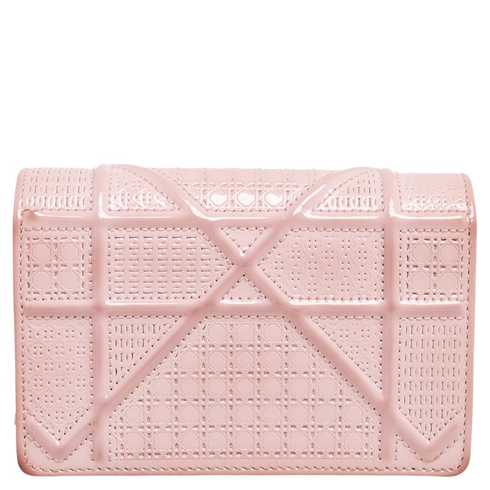From the House of Dior, here comes this amazingly-created Diorama wallet on chain, which is perfect for elevating your ensemble. It is made from light-pink patent leather, with a silver-tone lock closure attached to the front. Along with a sturdy