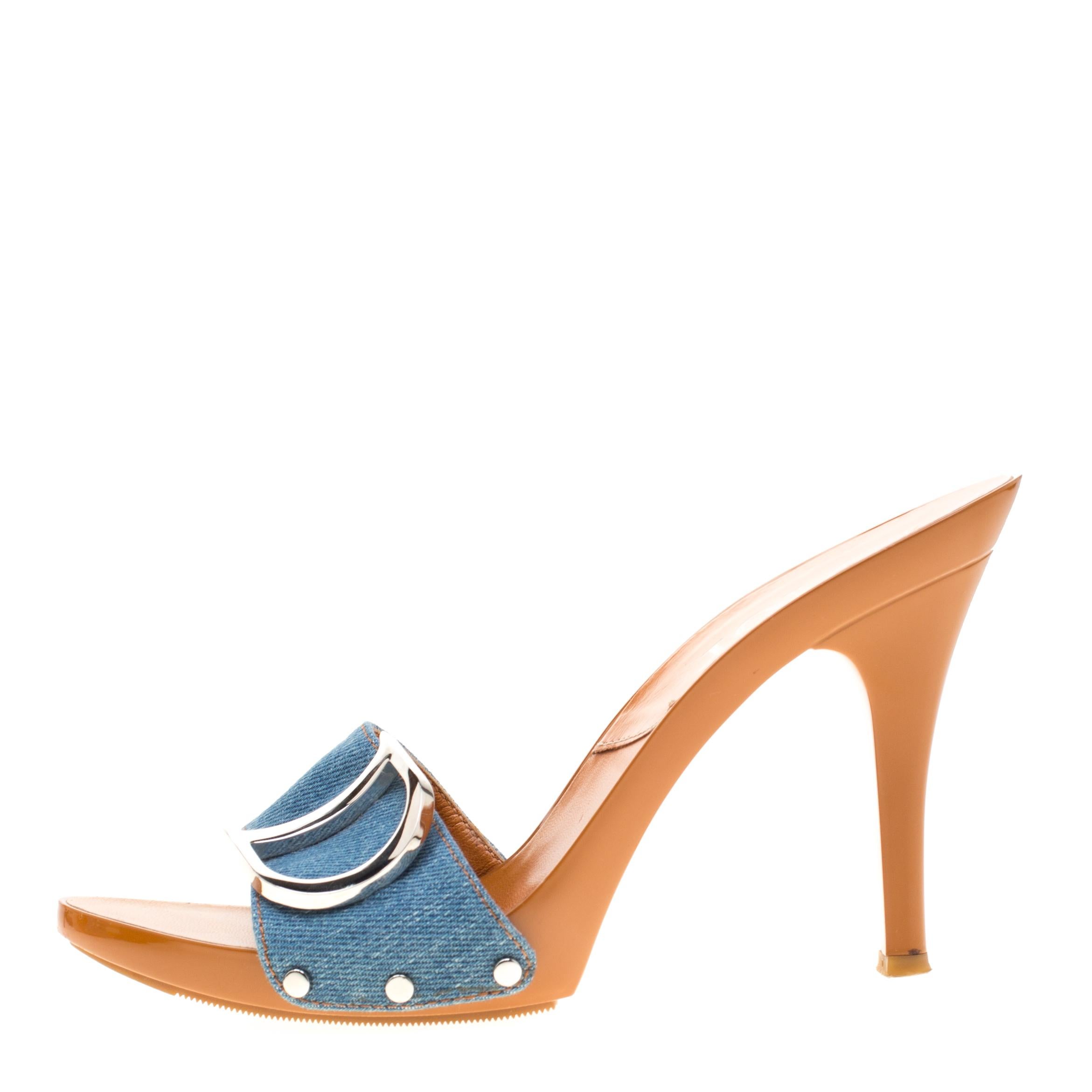 Diese Pantoletten von Dior sind der Traum eines jeden Schuhliebhabers. Die Pantoletten aus mit Schmetterlingen besticktem Denim-Stoff:: mit offener Zehenpartie:: CD-Logos in Silberton und 11 cm hohen Absätzen können Sie zu jedem eleganten Outfit