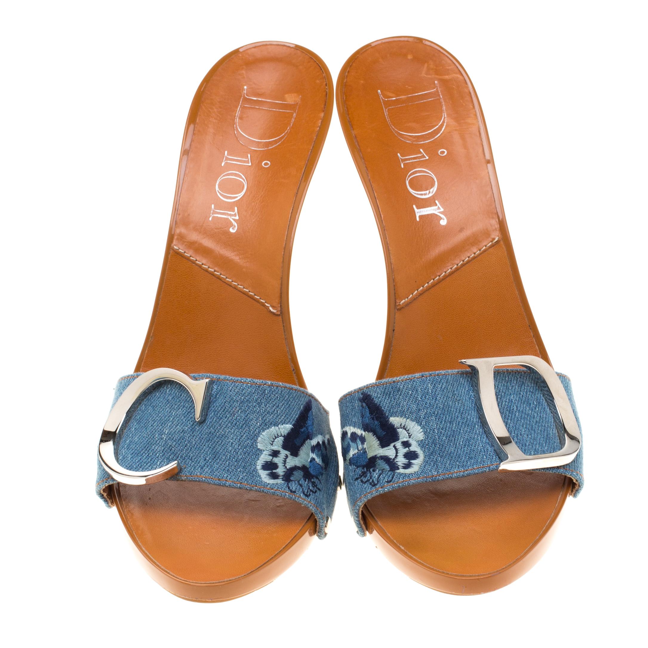 Dior Light Wash Denim Schmetterling Stickerei Open Toe Slides Größe 38.5 (Braun)