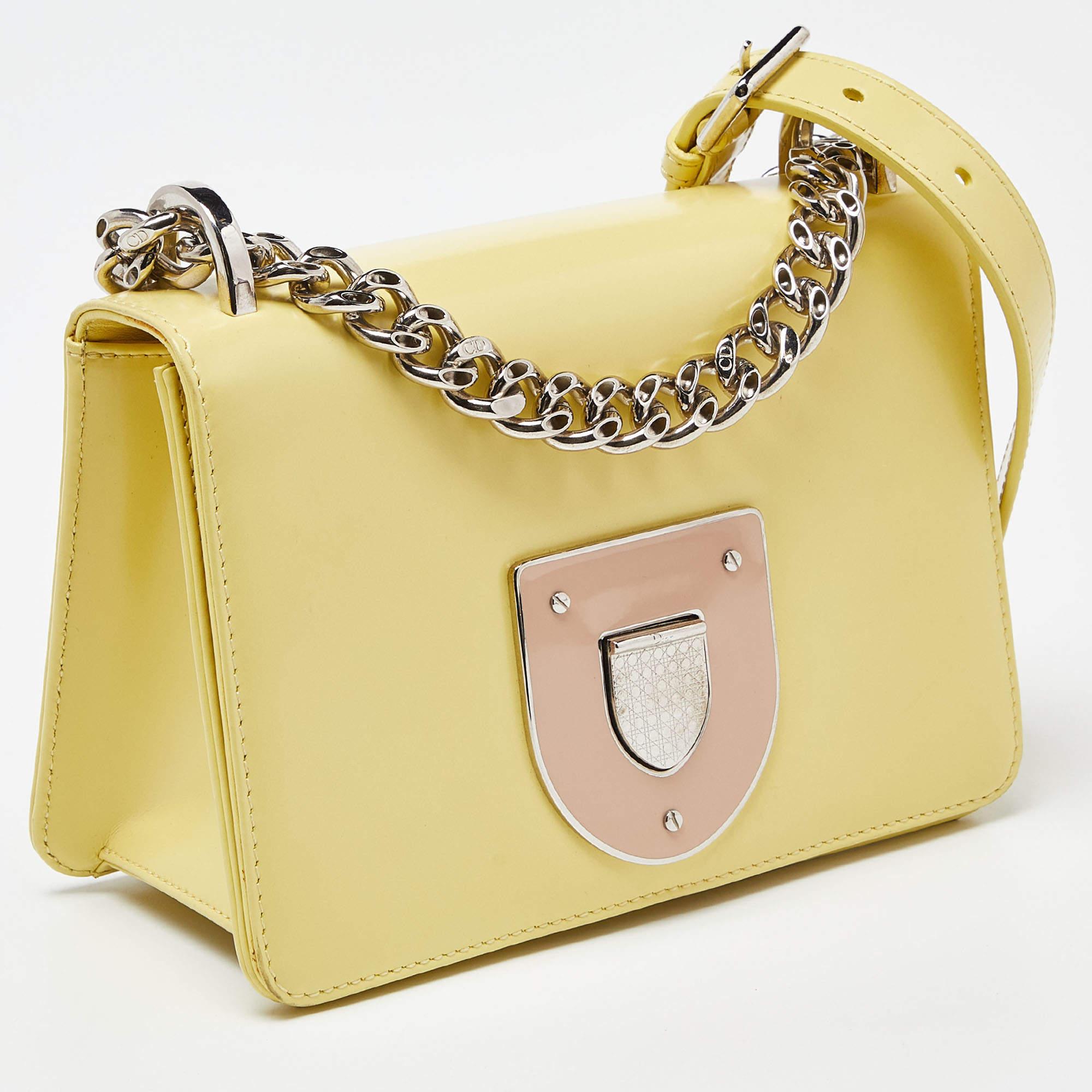 Dior Bolso de hombro Diorama Club de charol amarillo claro Beige