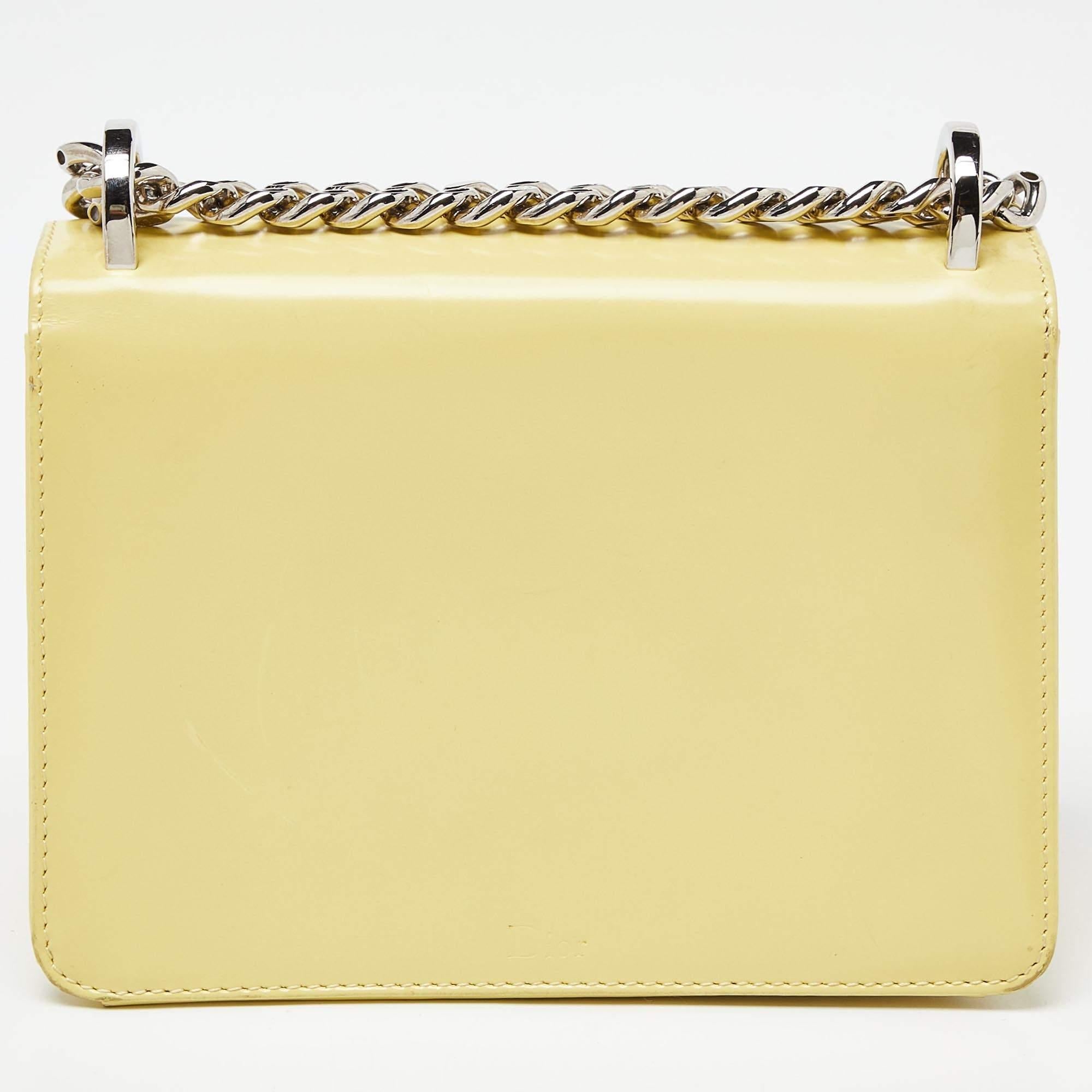 Dior Bolso de hombro Diorama Club de charol amarillo claro en Bueno Estado en Dubai, Al Qouz 2