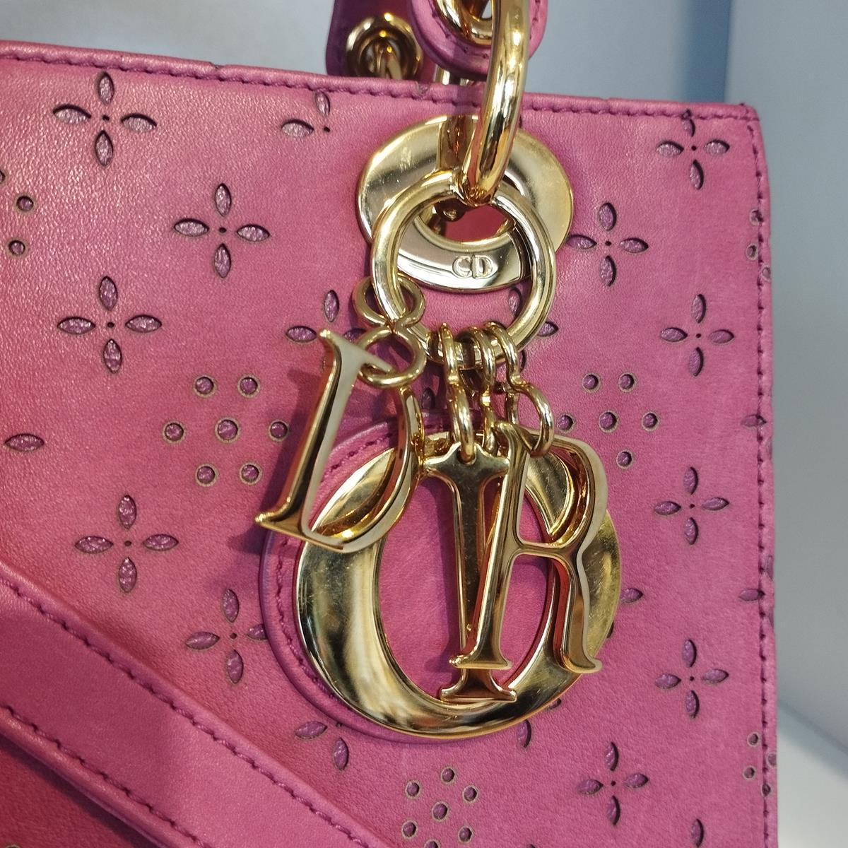 Lady 2 Way
Perforated leather
Pink/lilac color
Double handle
Can be carried crossbody (removable)
Golden metal
Zip closure
Internal zip pocket
Internal red textile
Cm 24 x 20 x 12 (9,44 x 7,87 x 4,72 inches)
Free Express shipping via Fedex or DHL
