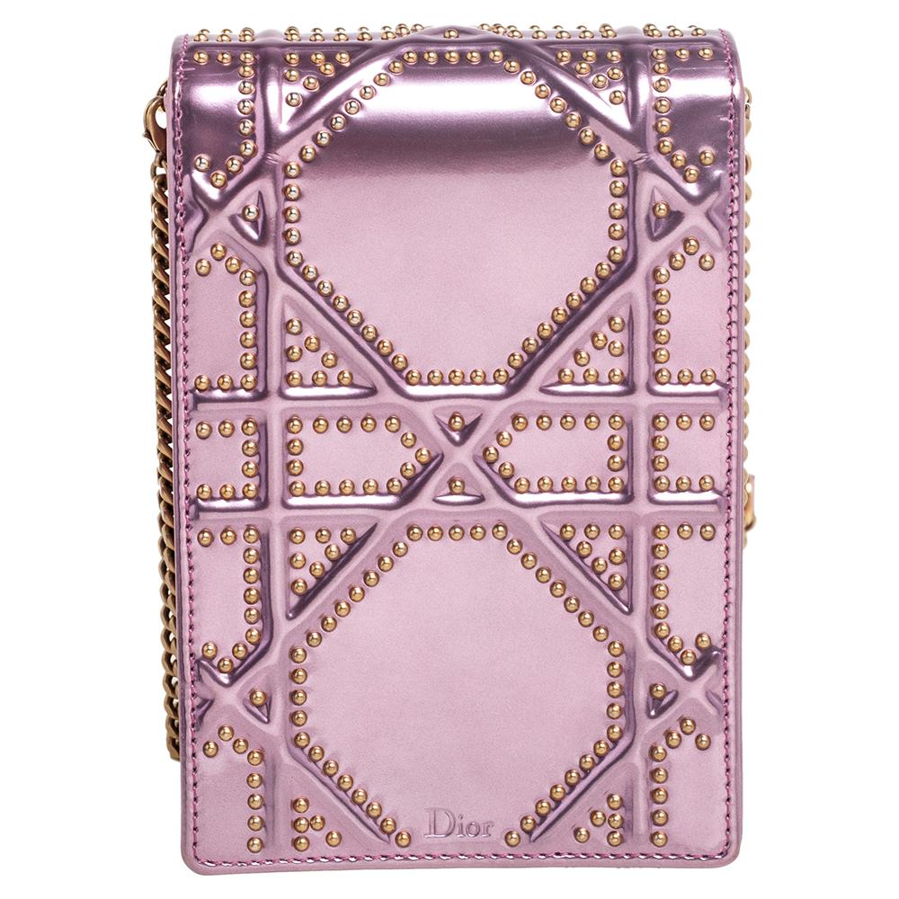 Let this Diorama clutch give your outfit a statement finish. It is made of patent leather with the Cannage pattern and studs on the lilac exterior. A shoulder chain completes it.

Includes: Info Card