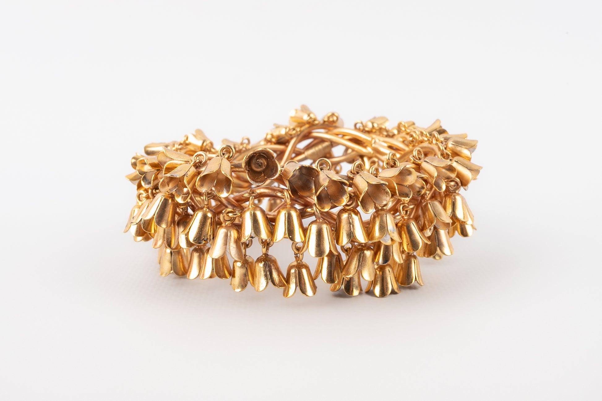 Dior - (Made in France) Golden metal bangle bracelet representing Lily of the Valley bells. Jewelry from the 1990s.

Additional information:
Condition: Very good condition
Dimensions: Circumference: 22 cm
Period: 20th Century

Seller Reference: