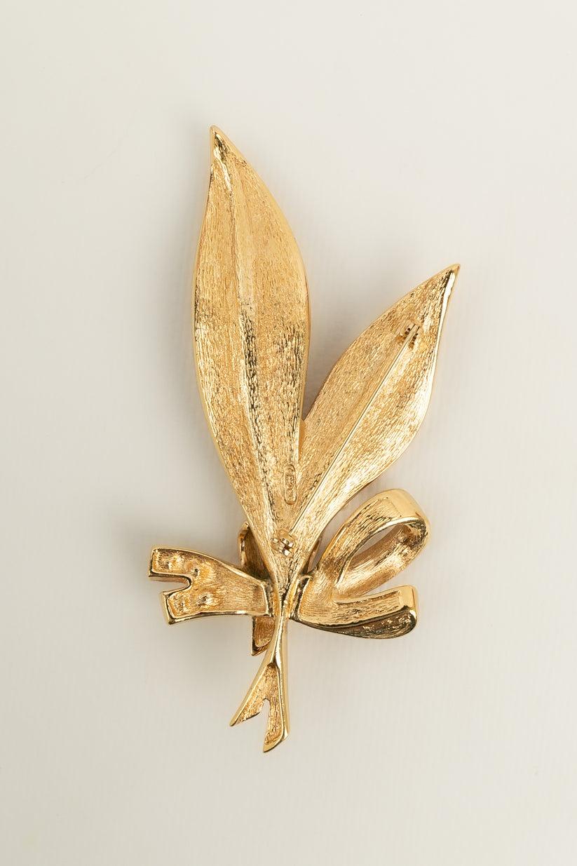 Dior - (Made in France) Brosche aus vergoldetem Metall und Perlen, die Maiglöckchenzweige darstellen.

Zusätzliche Informationen:
Zustand: Sehr guter Zustand
Abmessungen: 11 cm x 5 cm

Referenz des Sellers: BR13

