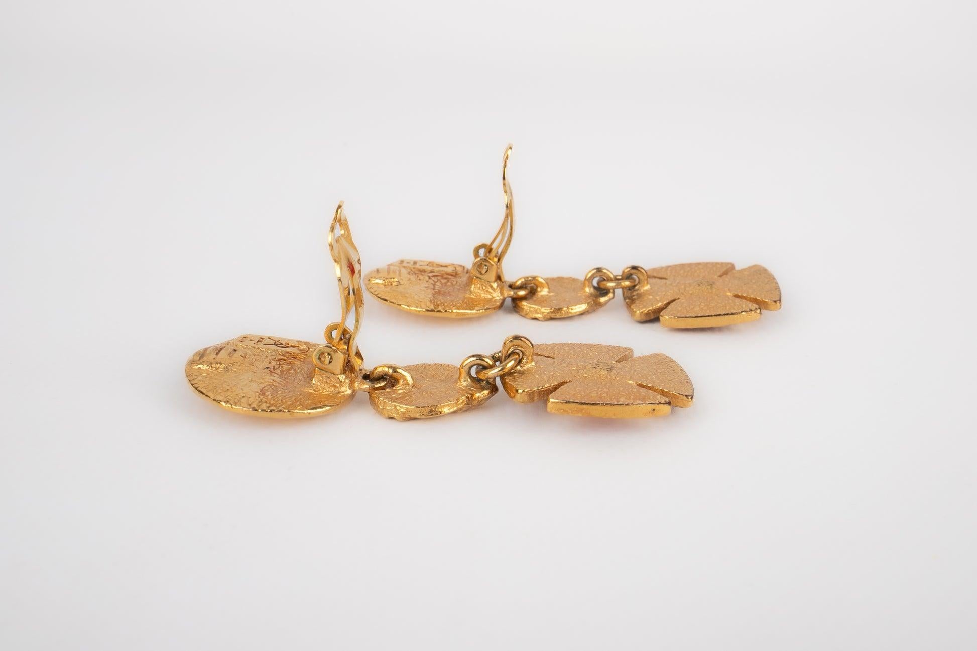 Dior - (Made in France) Golden metal clip-on earrings representing tiny Lily of the Valley bells.

Additional information:
Condition: Very good condition
Dimensions: Length: 8 cm

Seller Reference: BO1