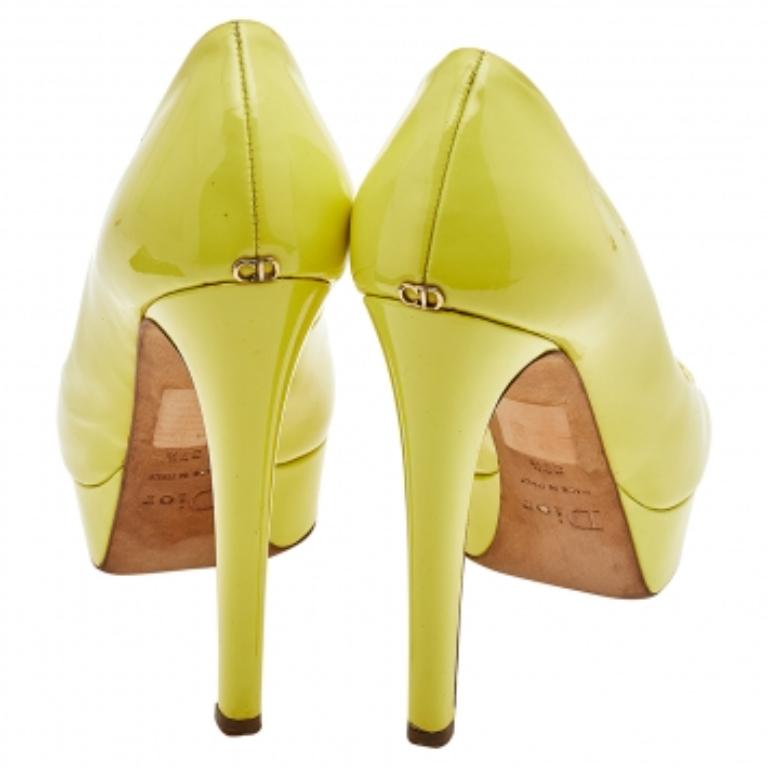 Une paire d'escarpins classique à avoir dans sa garde-robe est cette paire de Miss Dior. Labellisés en cuir verni, ces escarpins présentent un extérieur lisse et brillant, des bouts pointus, des talons de 13 cm et des semelles intérieures doublées