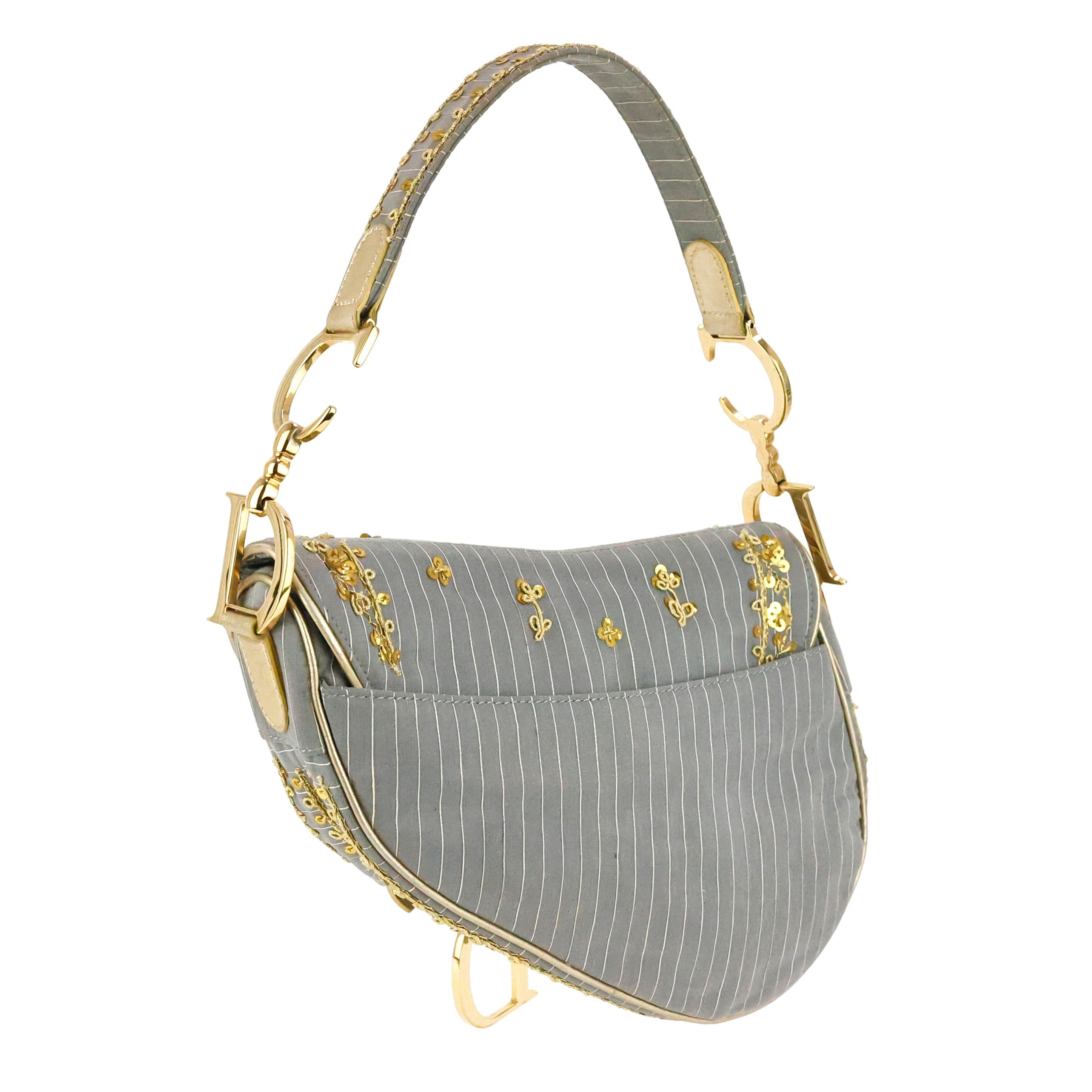 Dior Saddle bag - Limited Edition 0086 in grey sequins embellished fabric.

Condition:
Good.

Measurements:
25cm x 19cm x 6cm
