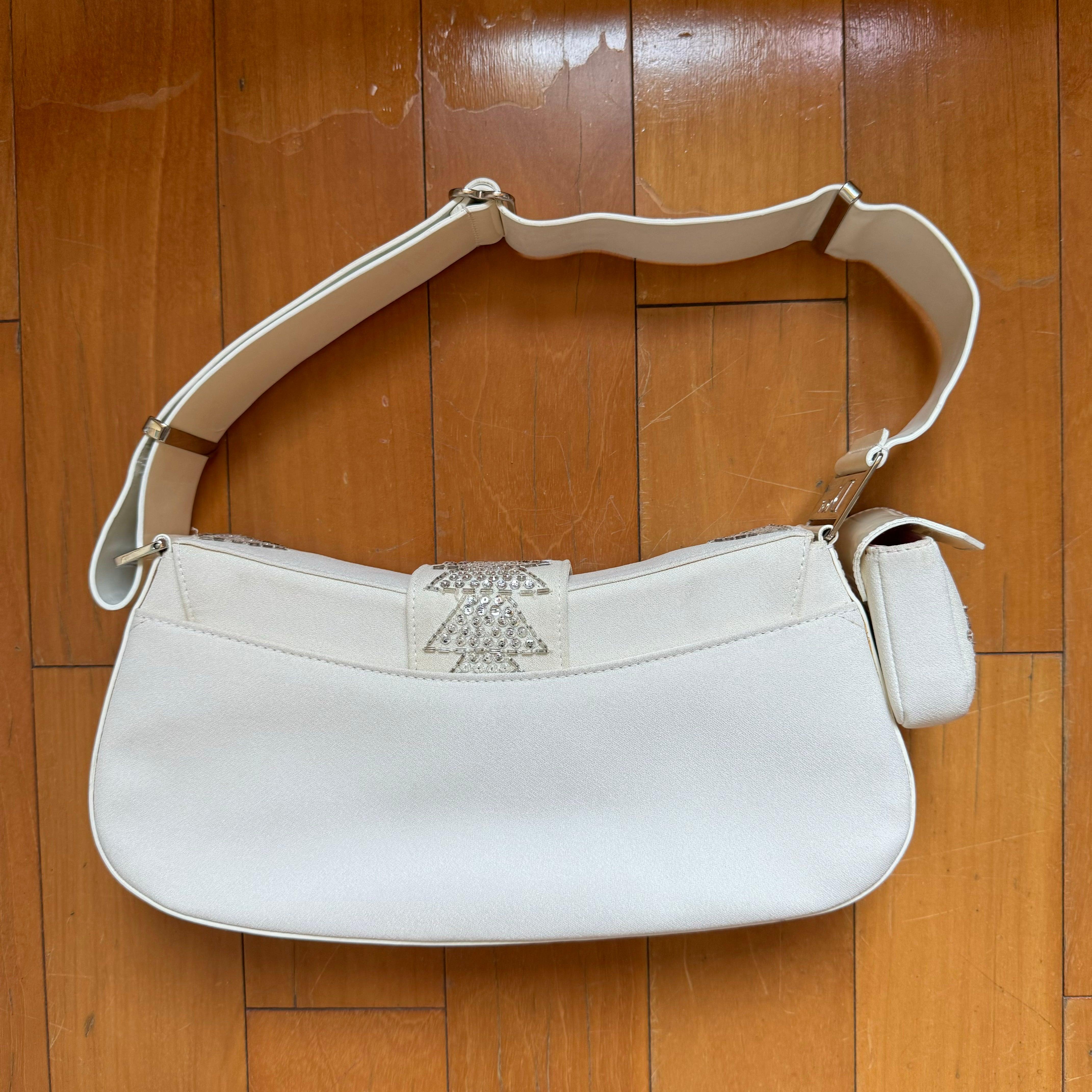 Sac Columnbus Dior rare et chic avec strasss blancs, édition limitée
 Il s'agit de photos professionnelles du sac offert par Luxbags.
 Confectionné avec soin en tissu blanc et orné de strass, le sac Dior Limited Edition Rare Columbus est un