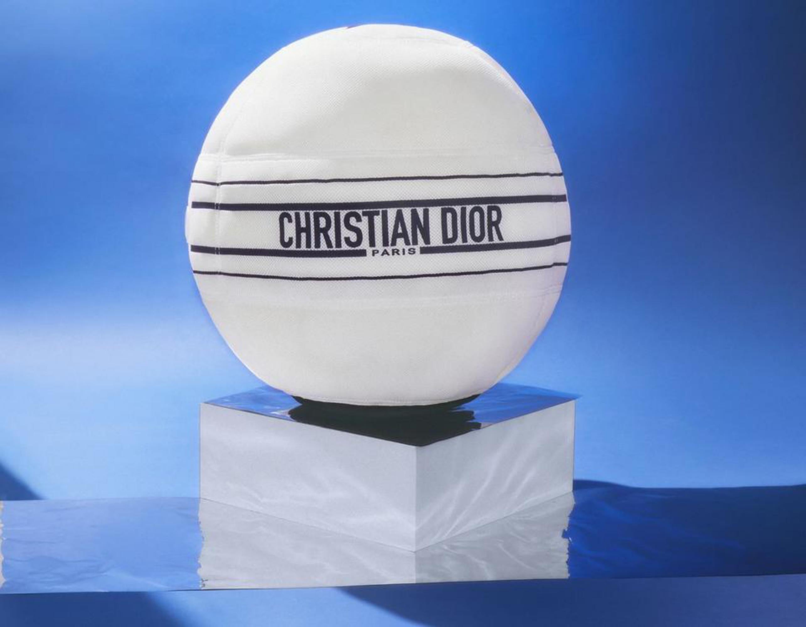 Dior Limited Edition White Logo Technogym Gym Ball for Dior Yoga 128DIOR
BRAND NEW
(10/10 or N)

SIZE & FIT
Diameter: 55 cm / 21.5 inches
Weight limit: 140 kg / 308.5 pounds

Combining wellbeing and elegance, TECHNOGYM BALL FOR DIOR is offered in a