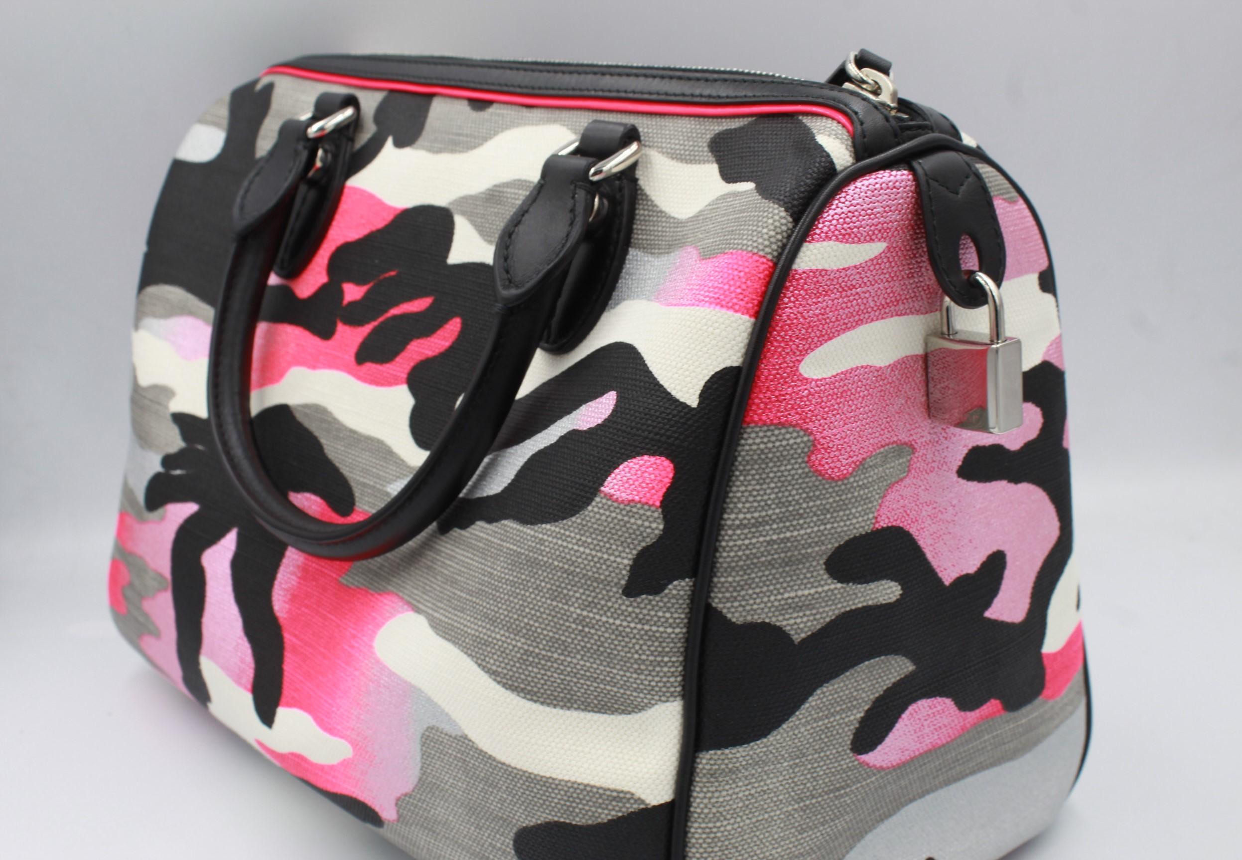 Dior limited editon Anselm Reyle boston handbag, pink camouflage.
Boston handbag in canvas, and leather finishes. With its charms « DIOR ».
Very good condition.
Sold with sold with its authenticity card, lock and key.
20cm x 30cm x 17cm
