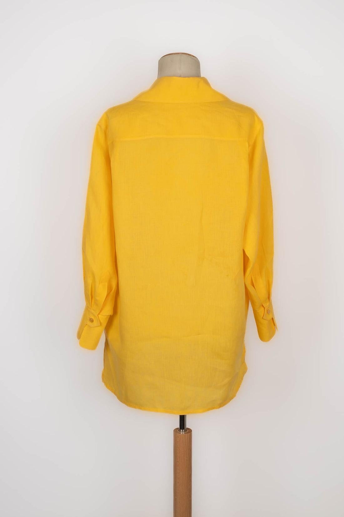 Dior - Made in France) Camicia di lino gialla. Non c'è un'etichetta che indichi la taglia o la composizione, ma si adatta a una 40FR.

Informazioni aggiuntive:
Condizioni: Ottime condizioni
Dimensioni: Larghezza spalle: 45 cm - Petto: 53 cm -