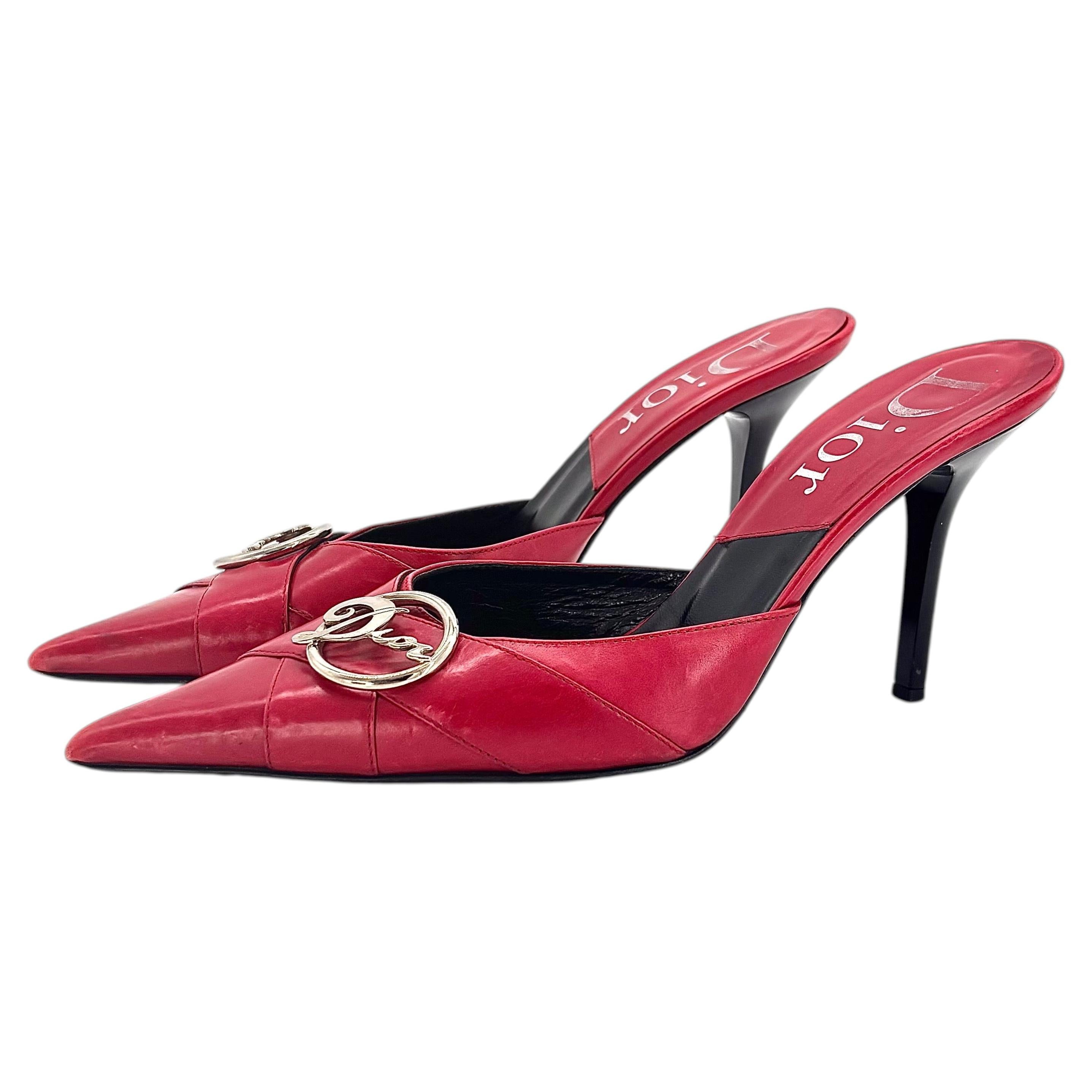 Scarpe con tacco a spillo in pelle rossa con punta affusolata, modello "Mules" con logo Dior, stile retrò vintage di Galliano, taglia 37