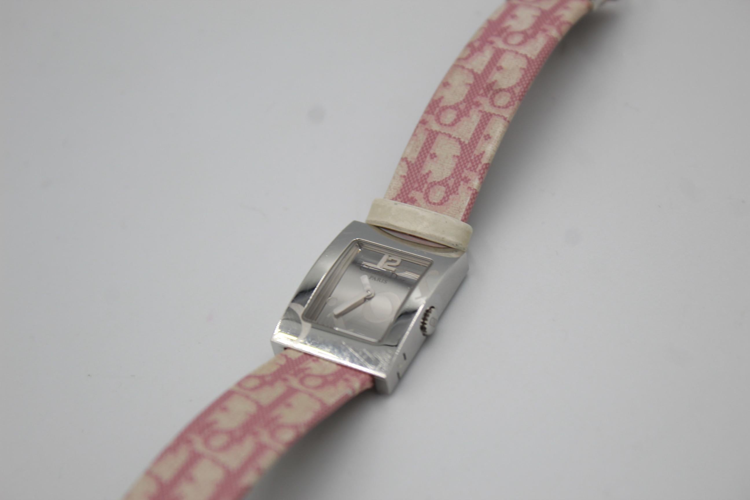 Dior logo watch in leather – pink monogram print.
Good conditions.
20cm x 1.2 cm.
2cm x 2.5cm
