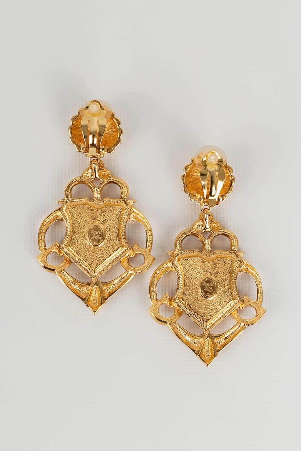Dior Lange Ohrringe Clips aus goldenem Metall und rotem Cabochon  im Zustand „Hervorragend“ im Angebot in SAINT-OUEN-SUR-SEINE, FR