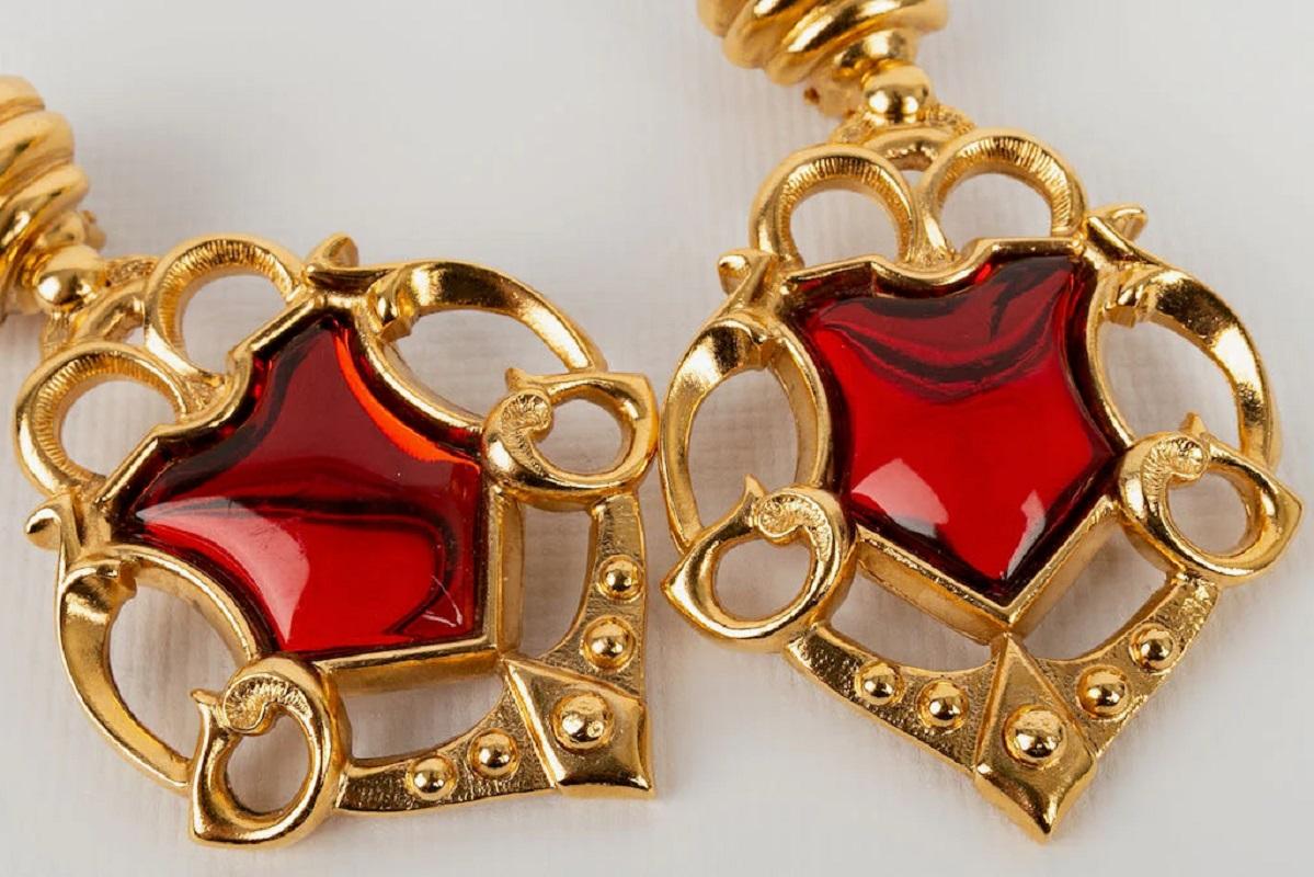 Dior Lange Ohrringe Clips aus goldenem Metall und rotem Cabochon  Damen im Angebot