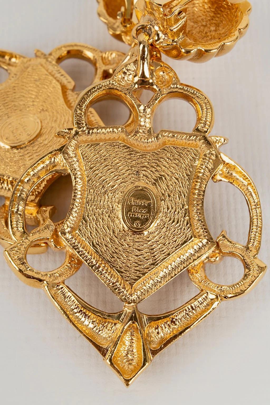 Dior Lange Ohrringe Clips aus goldenem Metall und rotem Cabochon  im Angebot 1