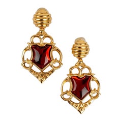 Dior Clips d'oreilles longs en métal doré et cabochon rouge