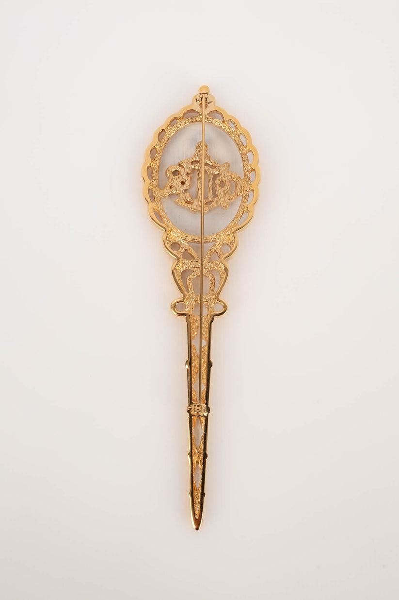 Dior - (Made in Germany) Long golden metal brooch.

Additional information:
Condition: Very good condition
Dimensions: Length: 14 cm

Seller Reference: BR114