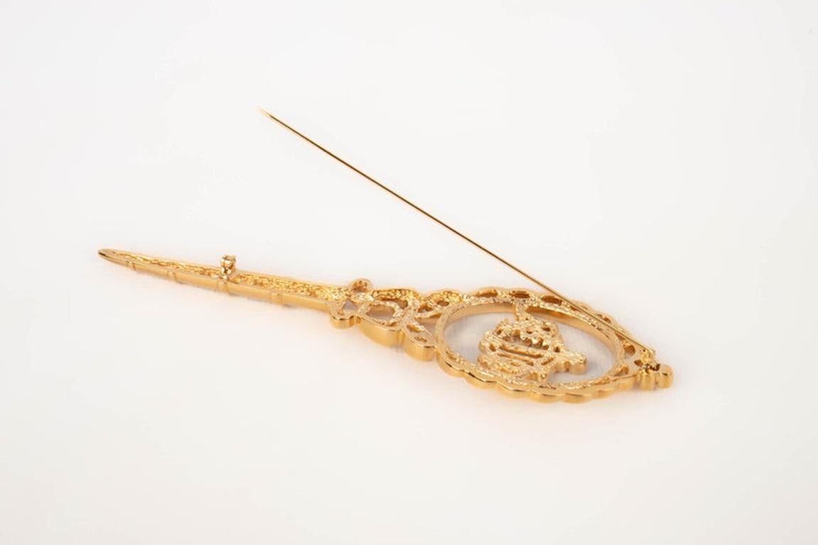 Dior Long Golden Metal Brooch In Good Condition For Sale In SAINT-OUEN-SUR-SEINE, FR
