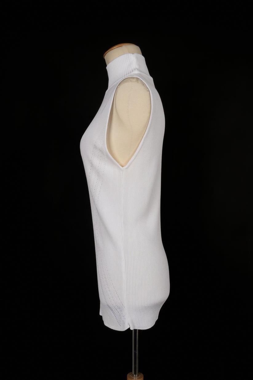 Dior - Long white mesh top. No size nor composition label, it fits a 38FR.

Additional information:
Condition: Very good condition
Dimensions: Chest: 41 cm - Length: 73 cm

Seller Reference: FH298