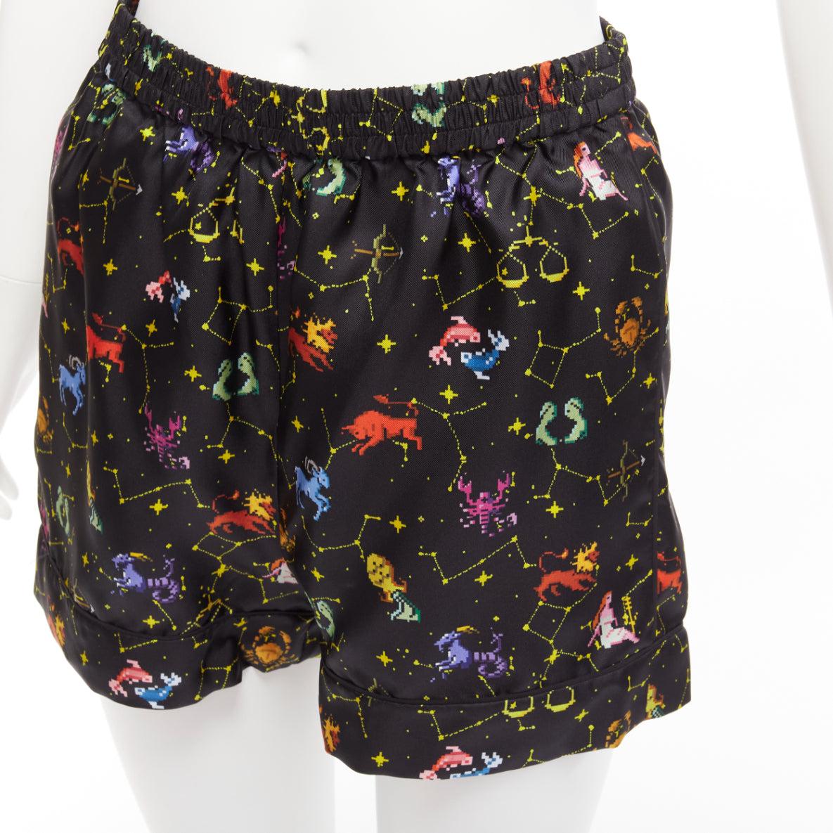 DIOR Lucky Dior 100% silk black colorful astrology cuffed boxer shorts FR32 XXS
Reference: AAWC/A00873
Brand: Dior
Designer: Maria Grazia Chiuri
Collection: Lucky Dior
Material: Silk
Color: Black, Multicolour
Pattern: Abstract
Closure: