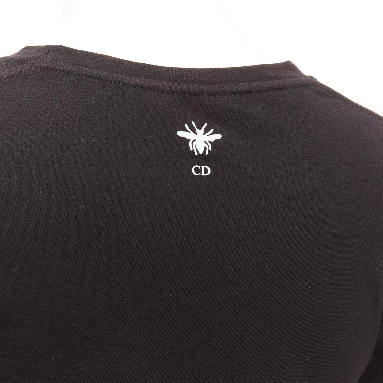 DIOR Lucky Dior gelbes Logo Astrologie Stern Biene Druck Rundhalsausschnitt tshirt XS
Referenz: AAWC/A00773
Marke: Dior
Designer: Maria Grazia Chiuri
Collection'S: Lucky Dior
MATERIAL: Baumwolle, Leinen
Farbe: Schwarz, Gelb
Muster: