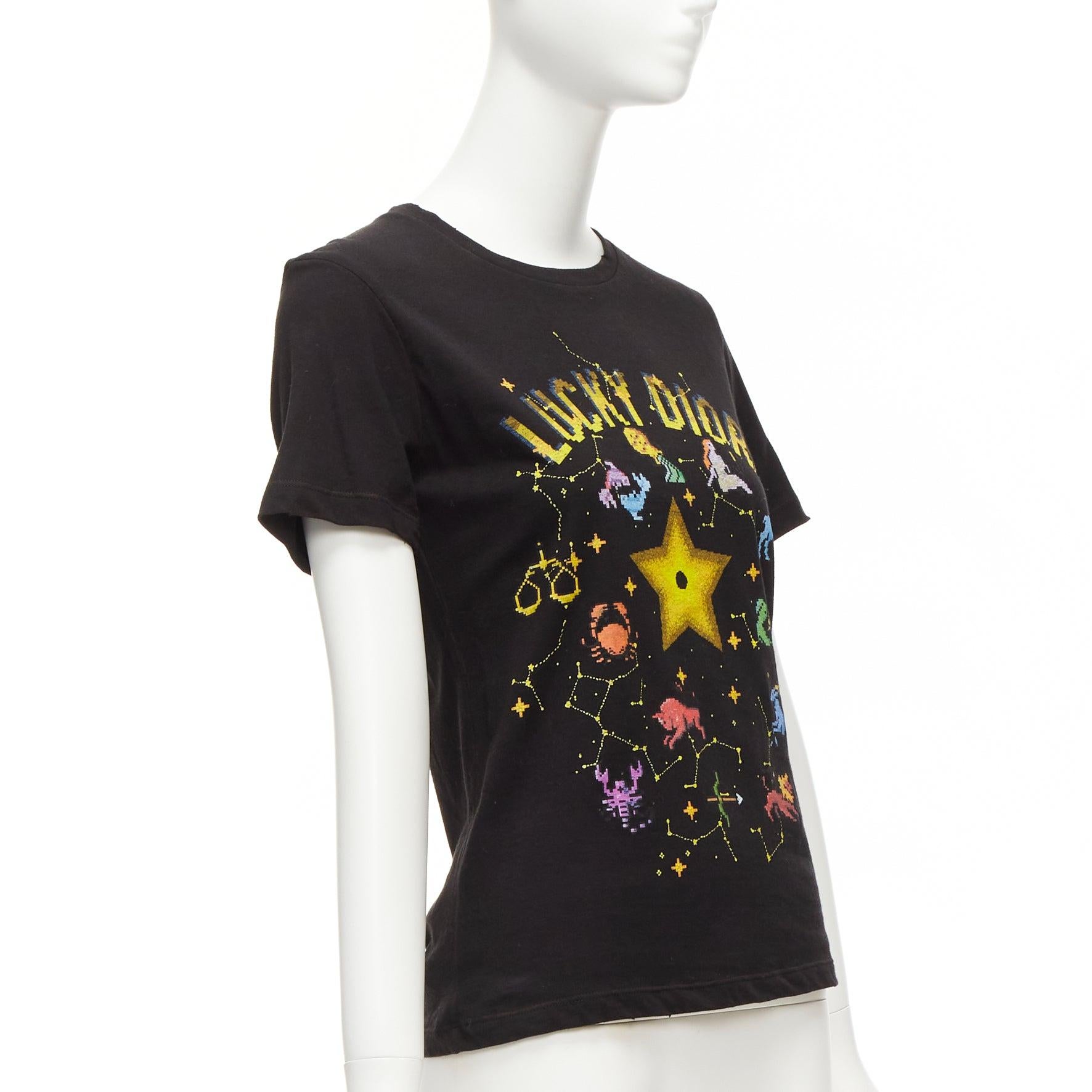 DIOR Lucky Dior gelbes Logo Astrologie Stern Biene Druck Rundhalsausschnitt tshirt XS (Schwarz) im Angebot