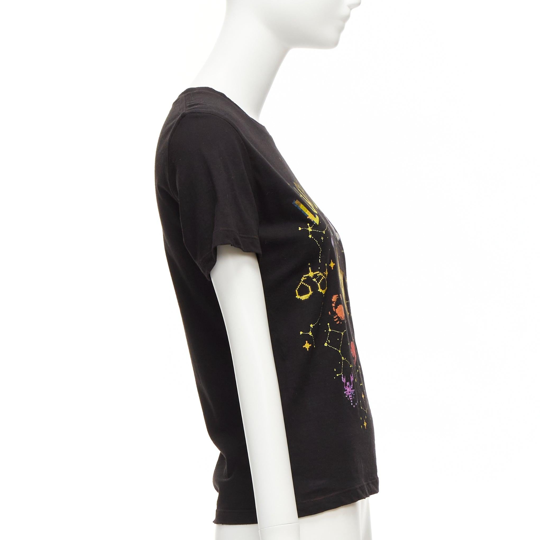 DIOR Lucky Dior gelbes Logo Astrologie Stern Biene Druck Rundhalsausschnitt tshirt XS im Zustand „Hervorragend“ im Angebot in Hong Kong, NT