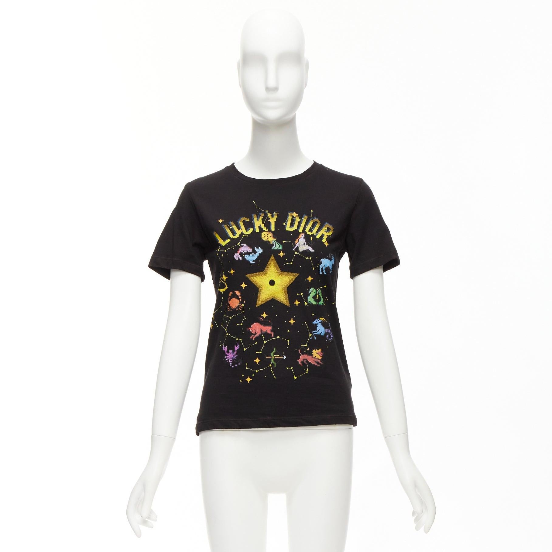 DIOR Lucky Dior gelbes Logo Astrologie Stern Biene Druck Rundhalsausschnitt tshirt XS im Angebot 4