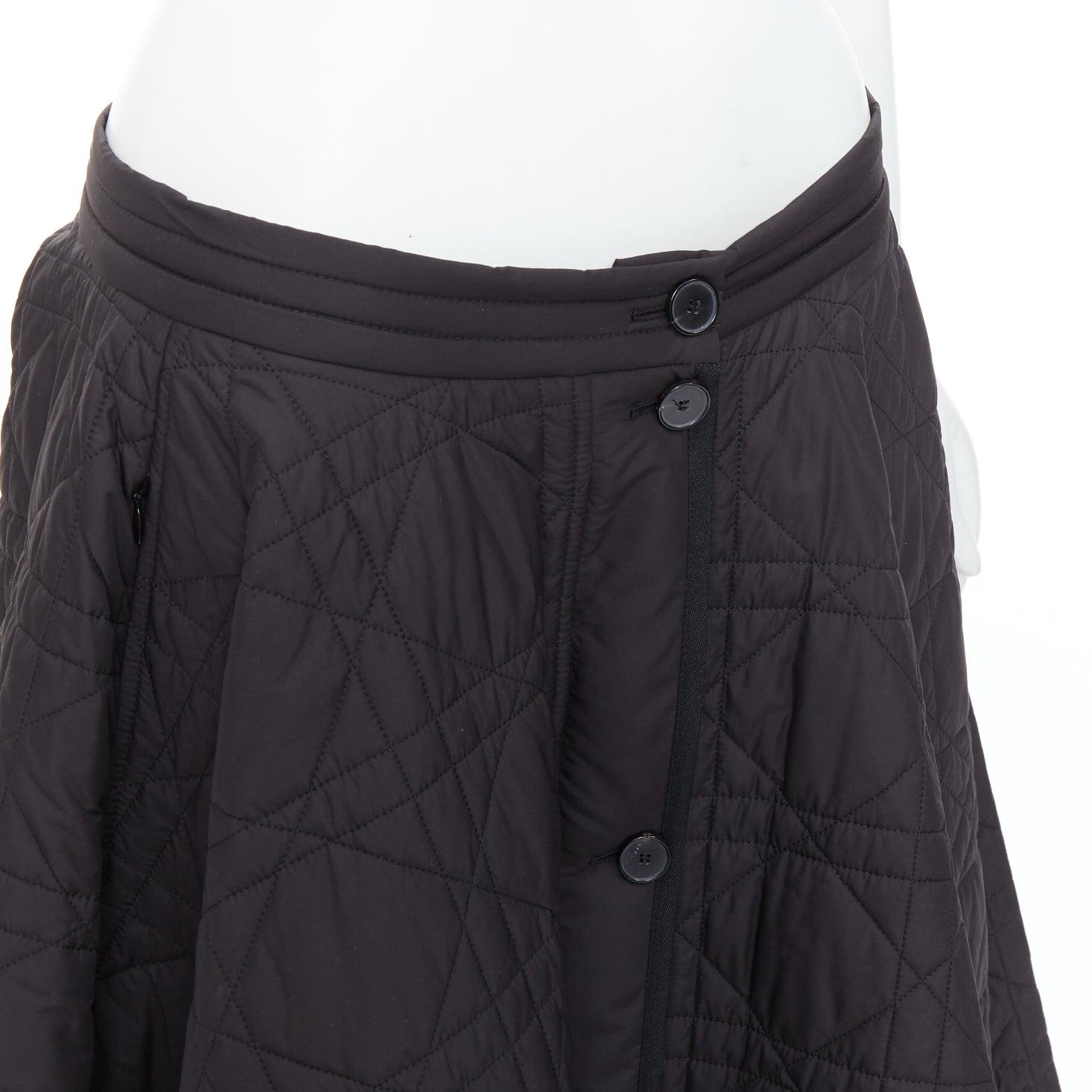 DIOR Macrocannage noir diamant jupe midi matelassée à boutons FR42 XL
Référence : KNLM/A00316
Marque : Dior
Créatrice : Maria Grazia Chiuri
Matériau : Polyester
Couleur : Noir
Motif : Solide
Fermeture : Zip
Doublure : Tissu noir
Détails