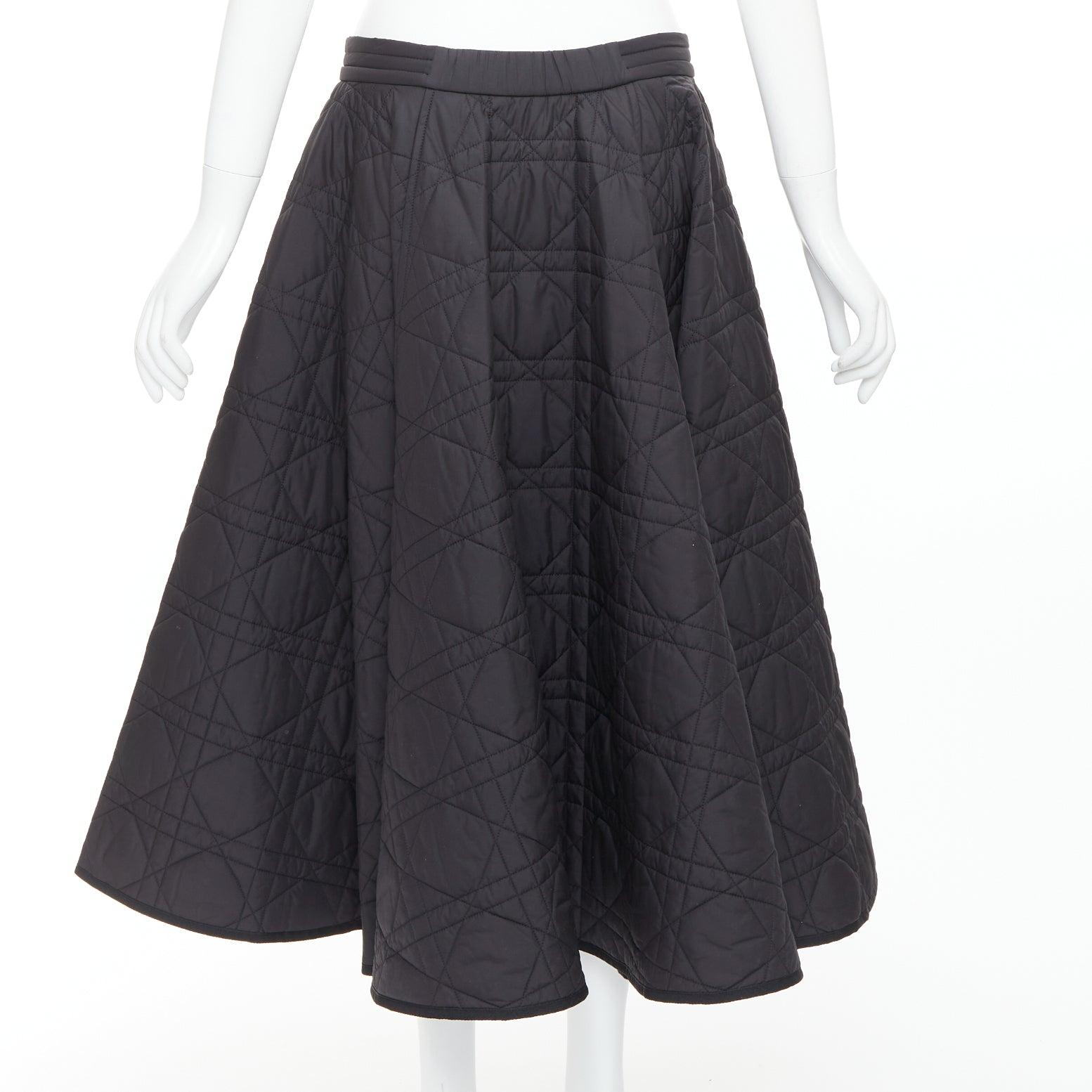 DIOR Macrocannage noir diamant jupe midi matelassée à boutons FR42 XL Pour femmes en vente