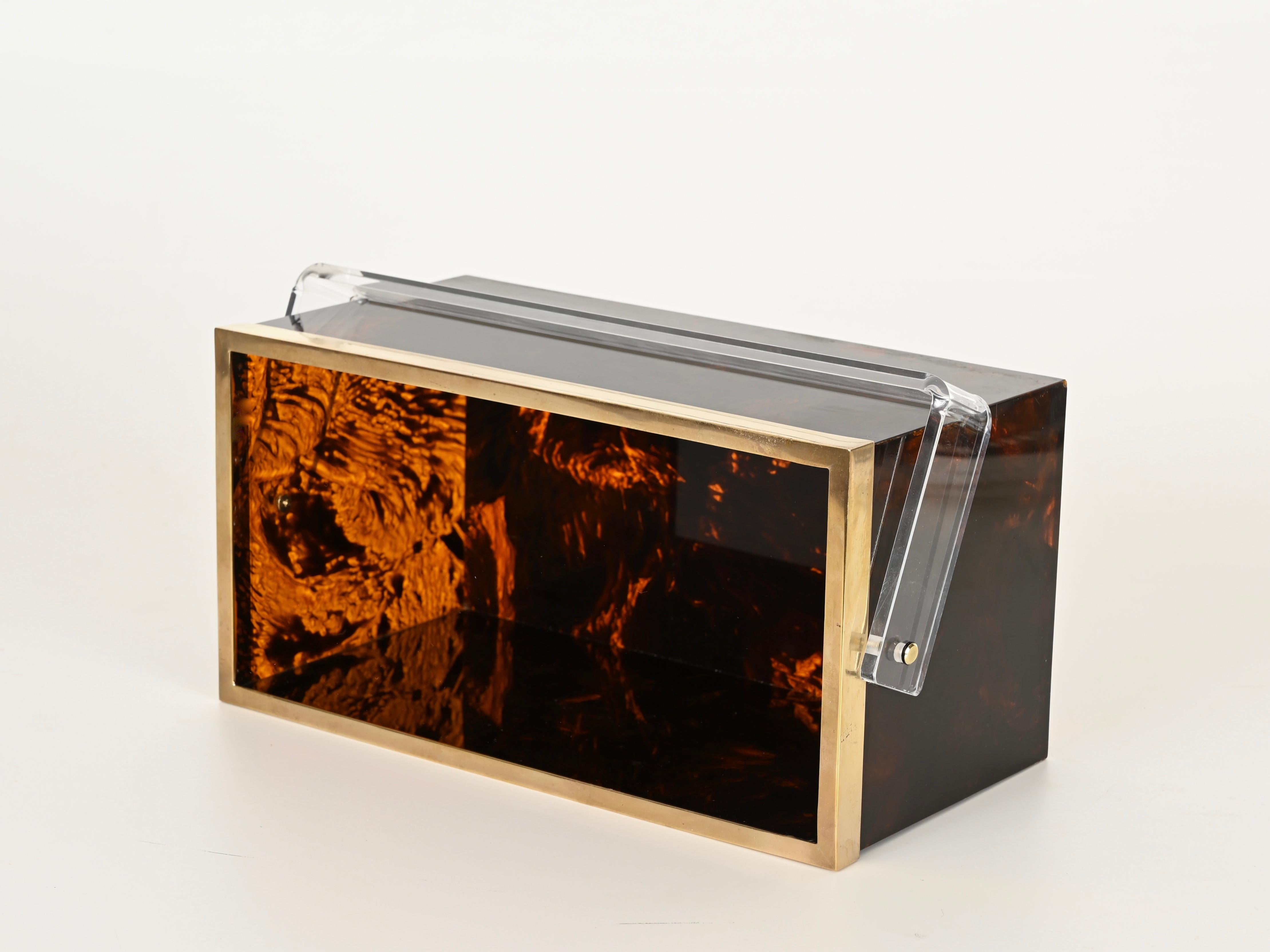 Revistero o botellero Dior Lucite carey y latón, Italia Años 70 en venta 4