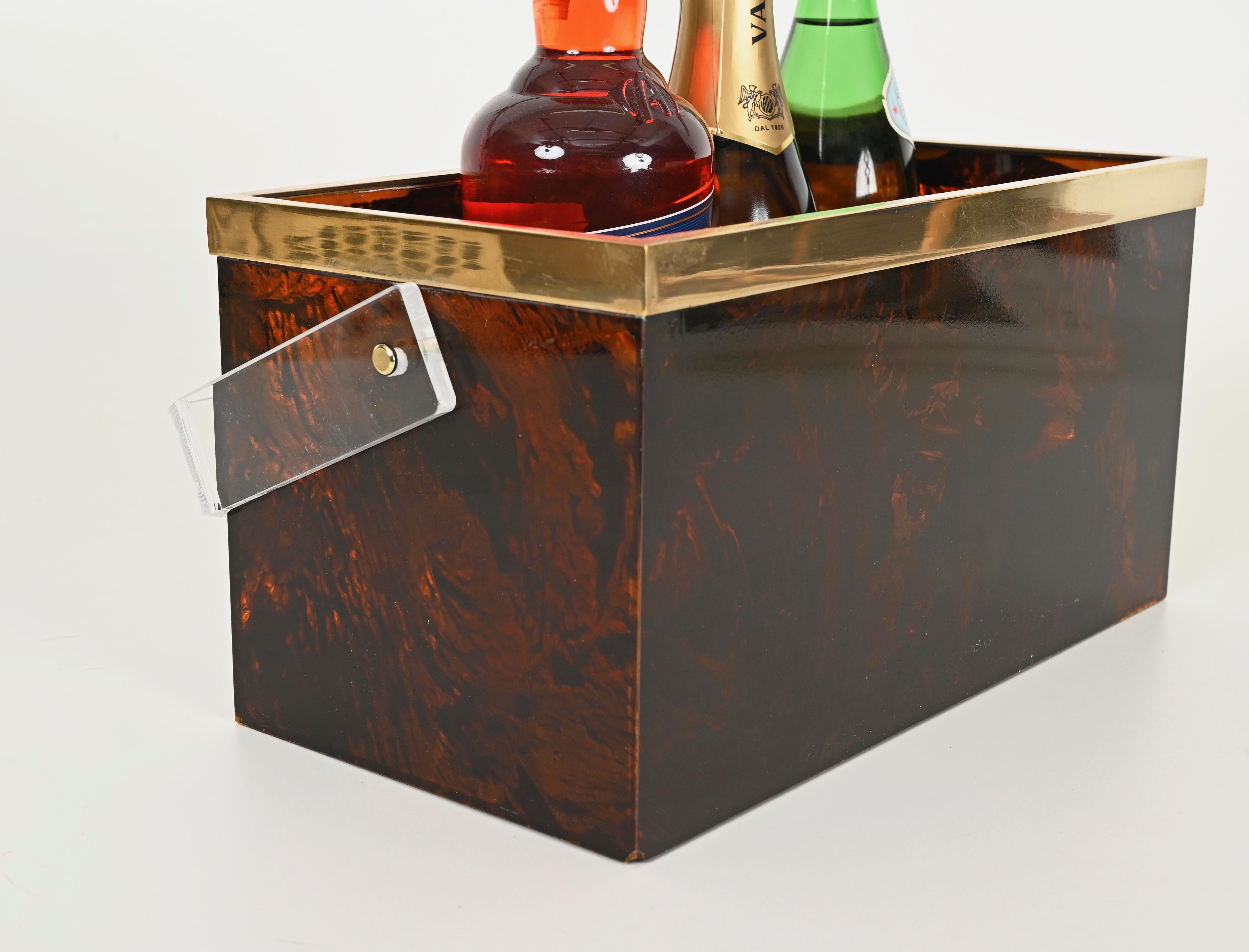 Revistero o botellero Dior Lucite carey y latón, Italia Años 70 en venta 5