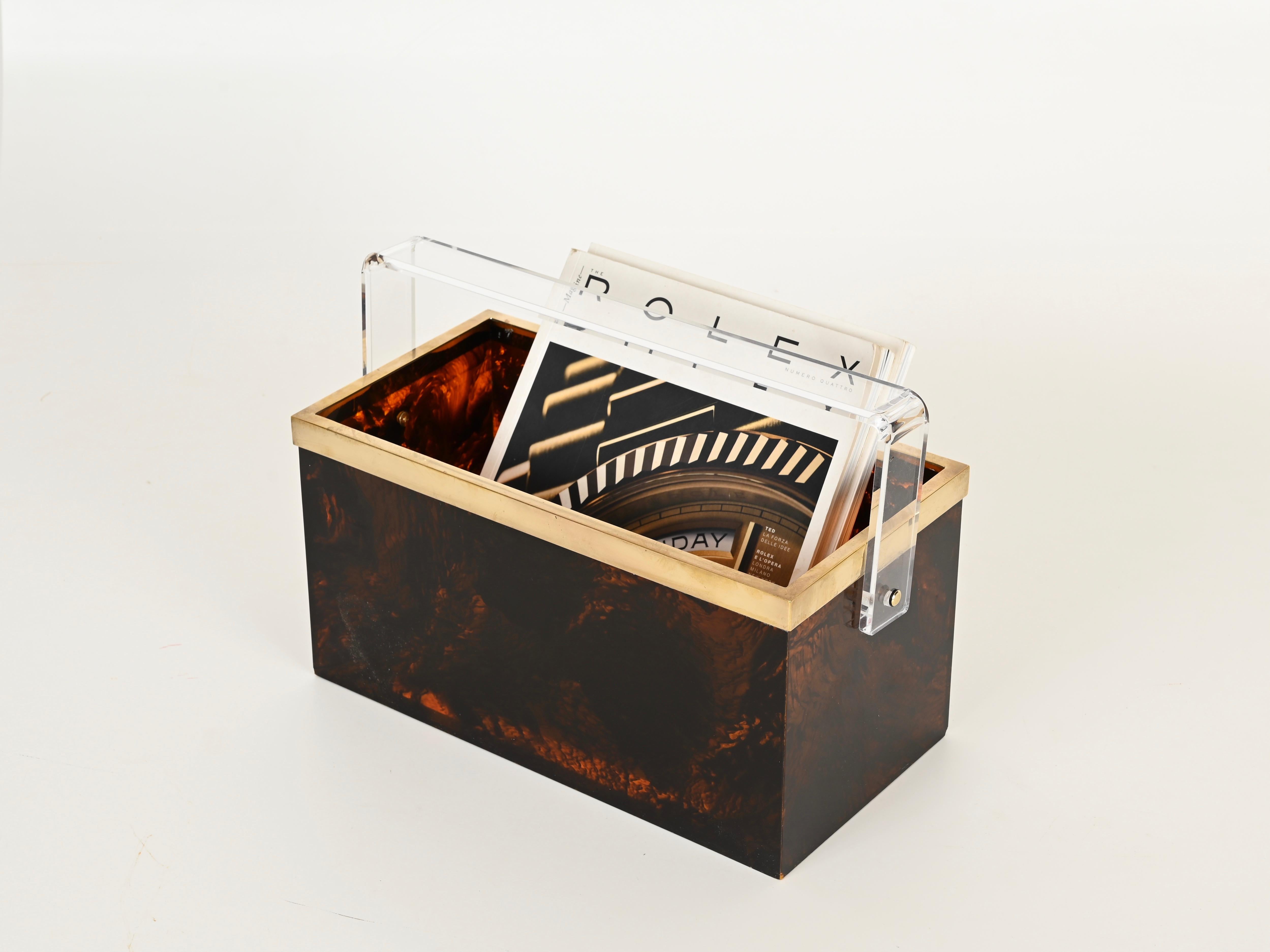 Revistero o botellero Dior Lucite carey y latón, Italia Años 70 Hecho a mano en venta