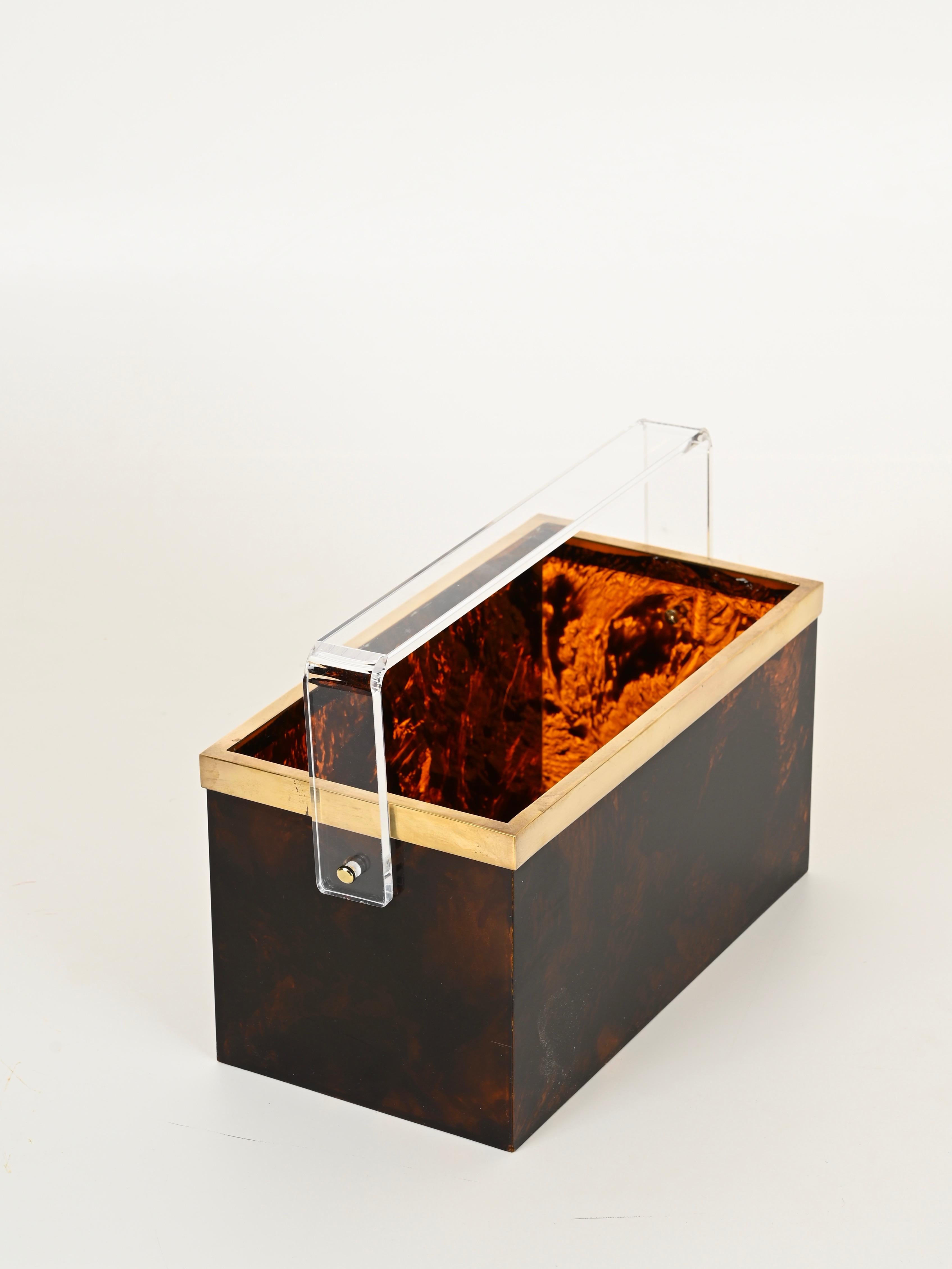 Revistero o botellero Dior Lucite carey y latón, Italia Años 70 en venta 1
